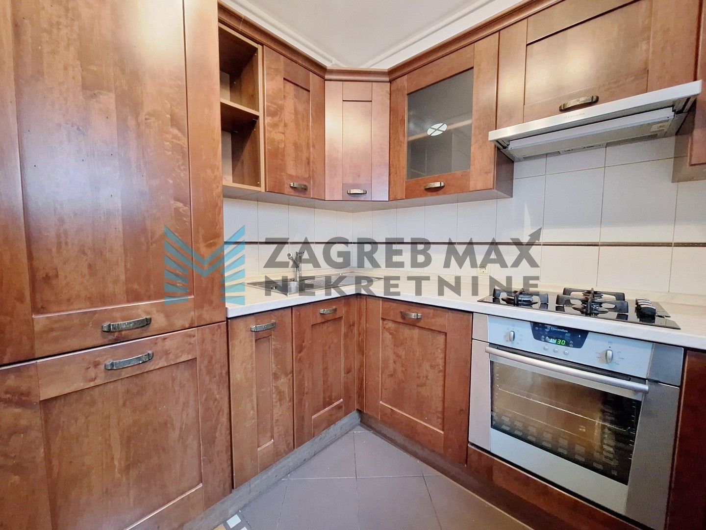 Zagreb - MAKSIMIR - Gornji Bukovac - 4-sobni, prostran, svijetao, dvorište +2PM