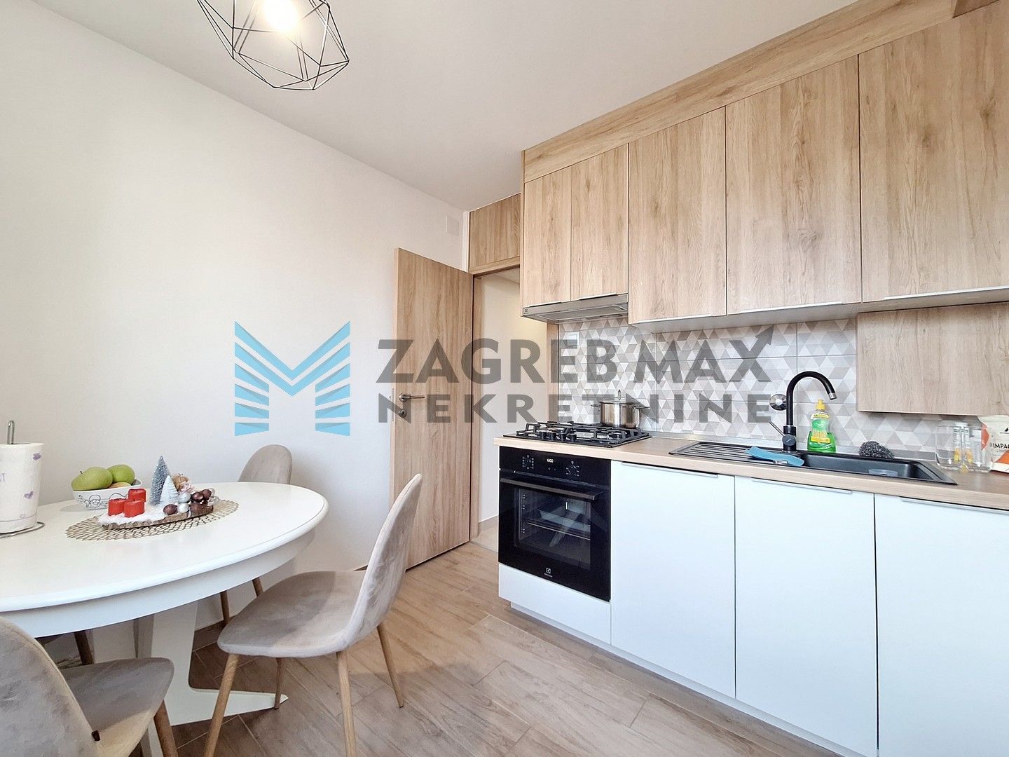 Zagreb - VOLTINO - Svilajska - 2-sobni, adaptiran, niske režije, balkon