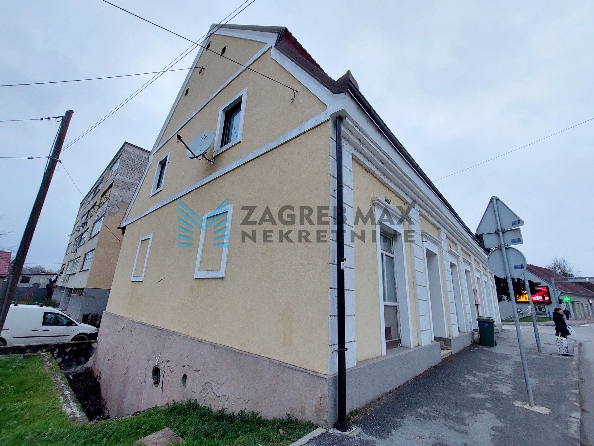 Zagreb - IVANIĆ - Savska - poslovni prostor/stan 100 m2 + 114 m2, parking
