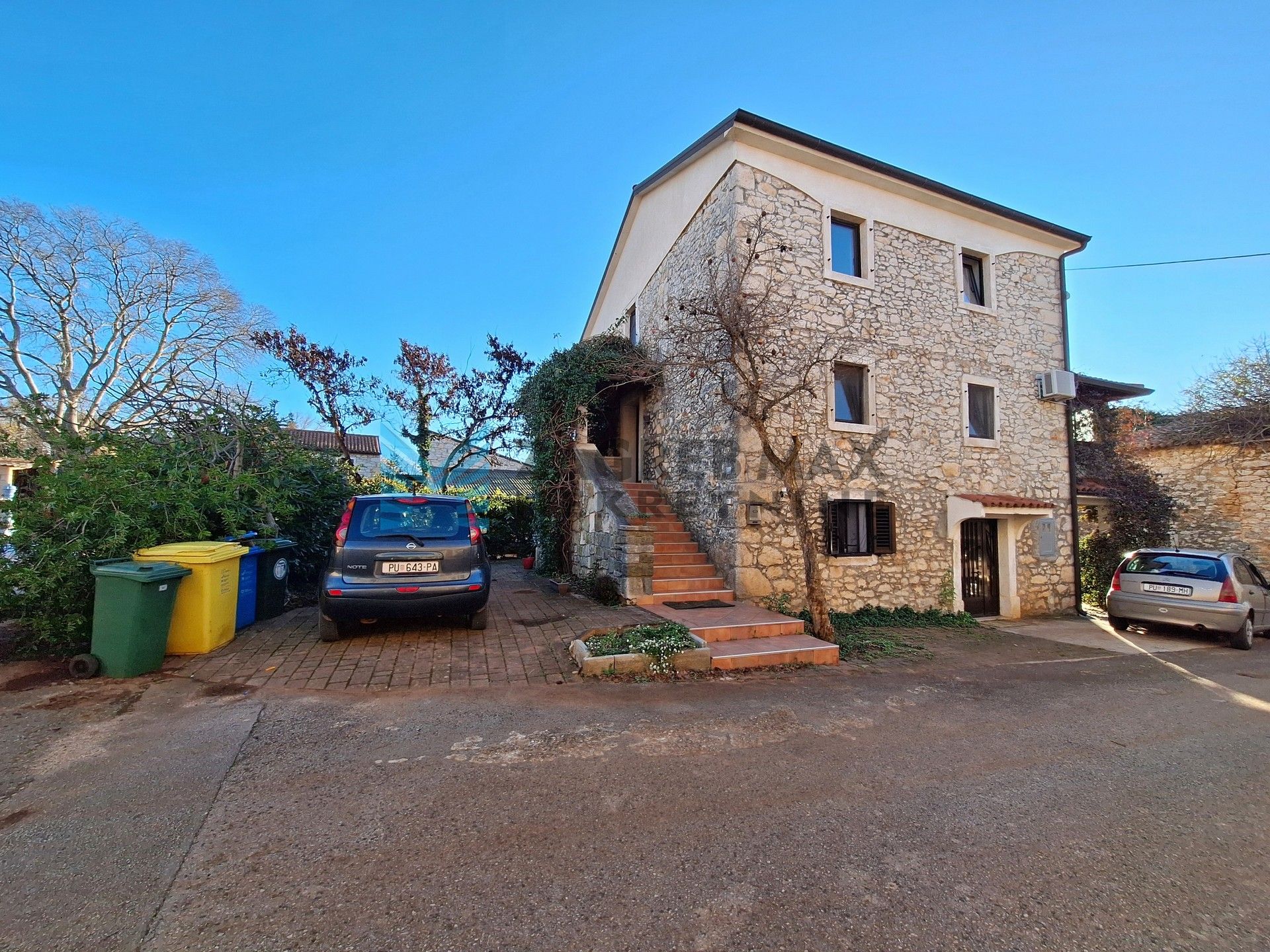 Zagreb - FERNETIĆI – kuća s 3 stambene jedinice u mirnom naselju blizu mora