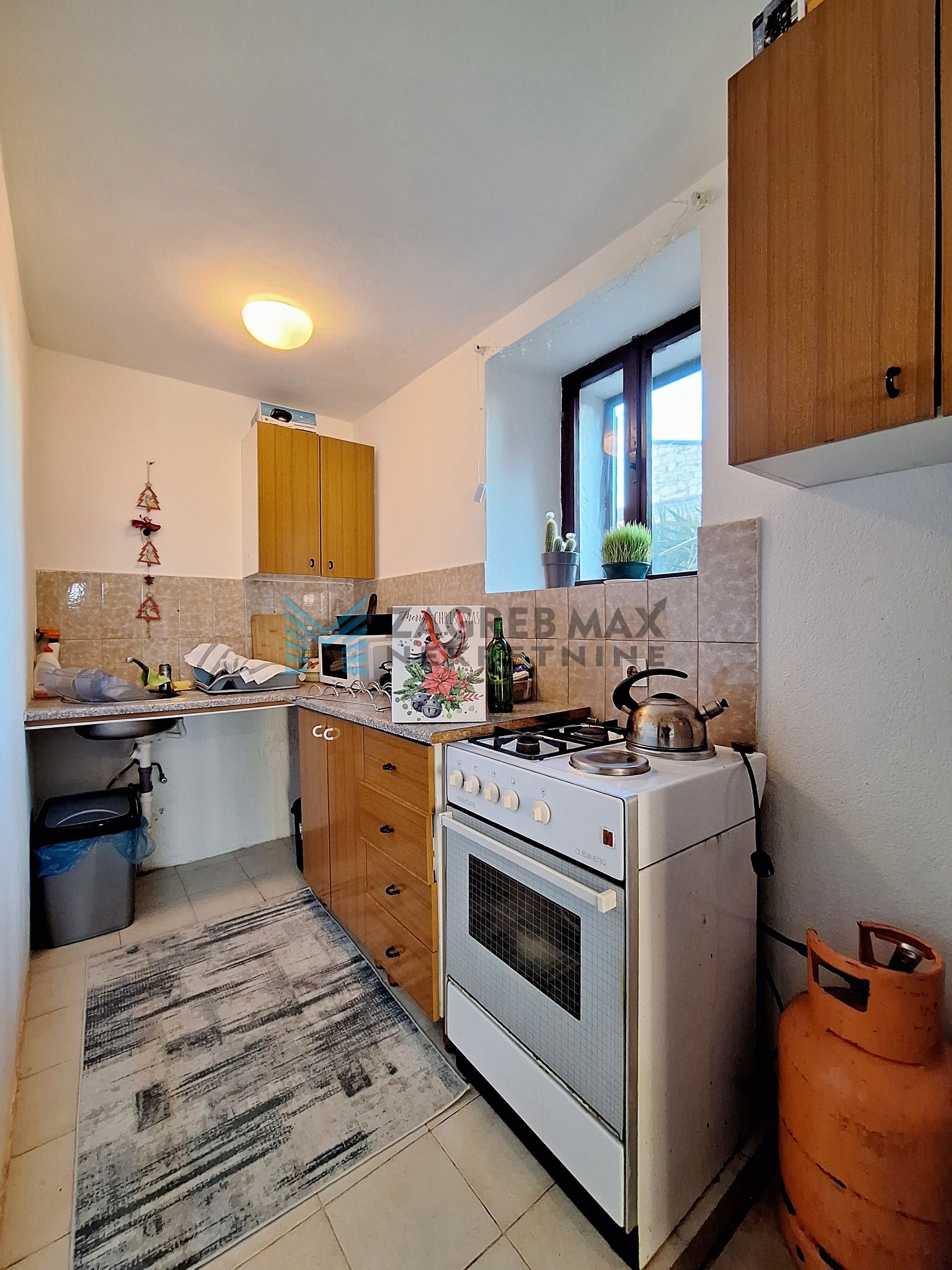 Zagreb - FERNETIĆI – kuća s 3 stambene jedinice u mirnom naselju blizu mora