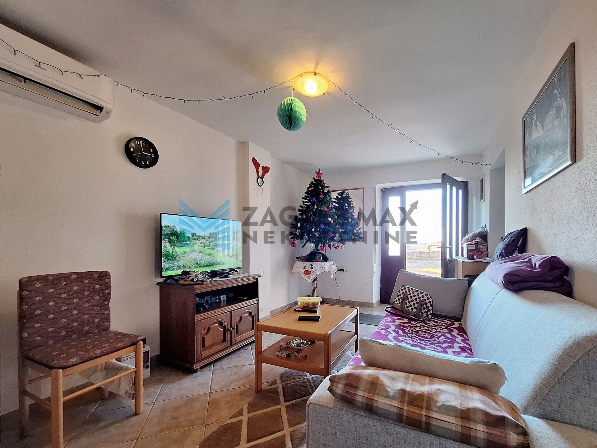 Zagreb - FERNETIĆI – kuća s 3 stambene jedinice u mirnom naselju blizu mora