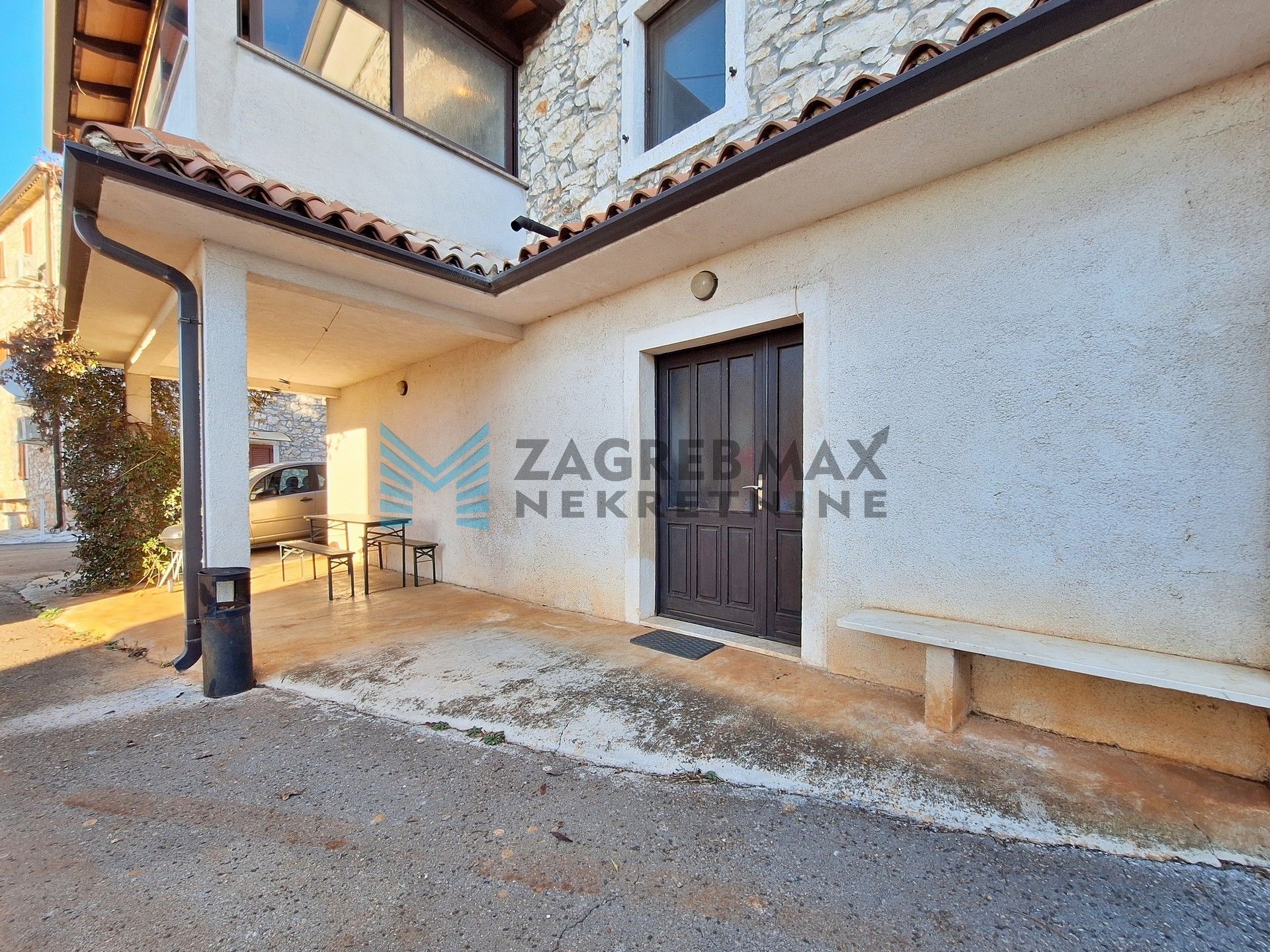 Zagreb - FERNETIĆI – kuća s 3 stambene jedinice u mirnom naselju blizu mora