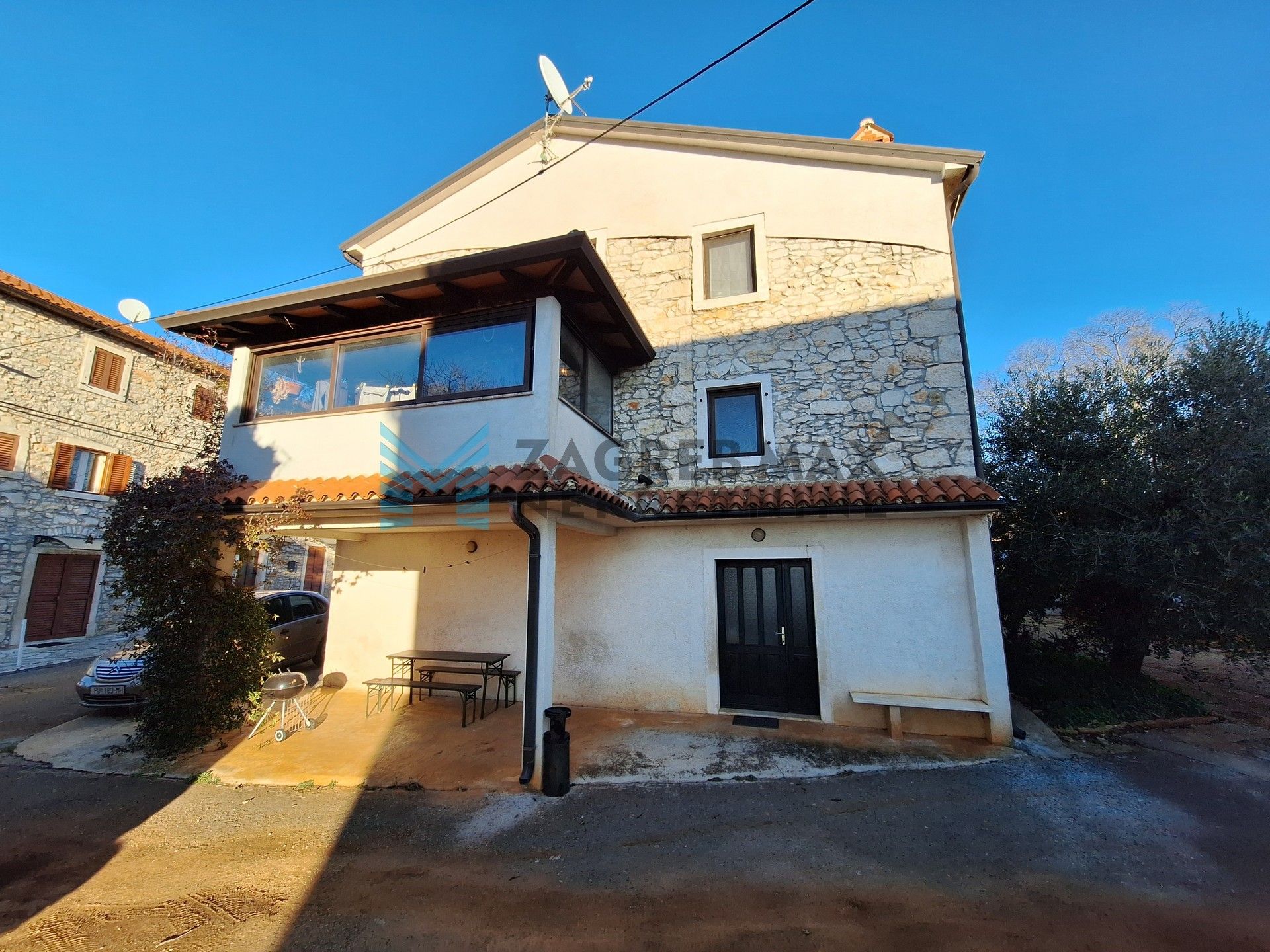 Zagreb - FERNETIĆI – kuća s 3 stambene jedinice u mirnom naselju blizu mora