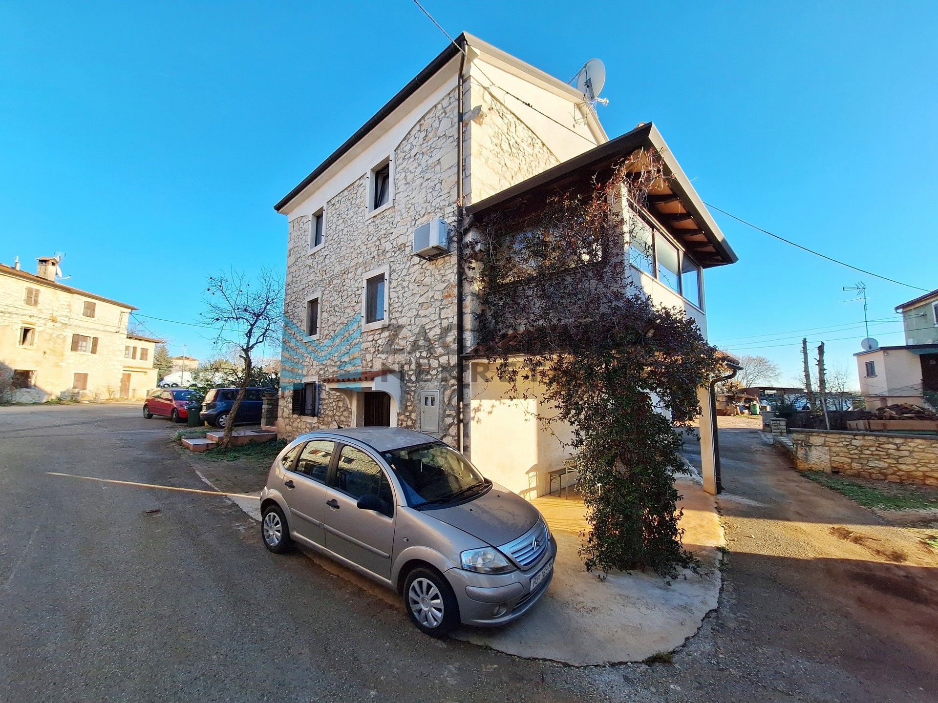 Zagreb - FERNETIĆI – kuća s 3 stambene jedinice u mirnom naselju blizu mora