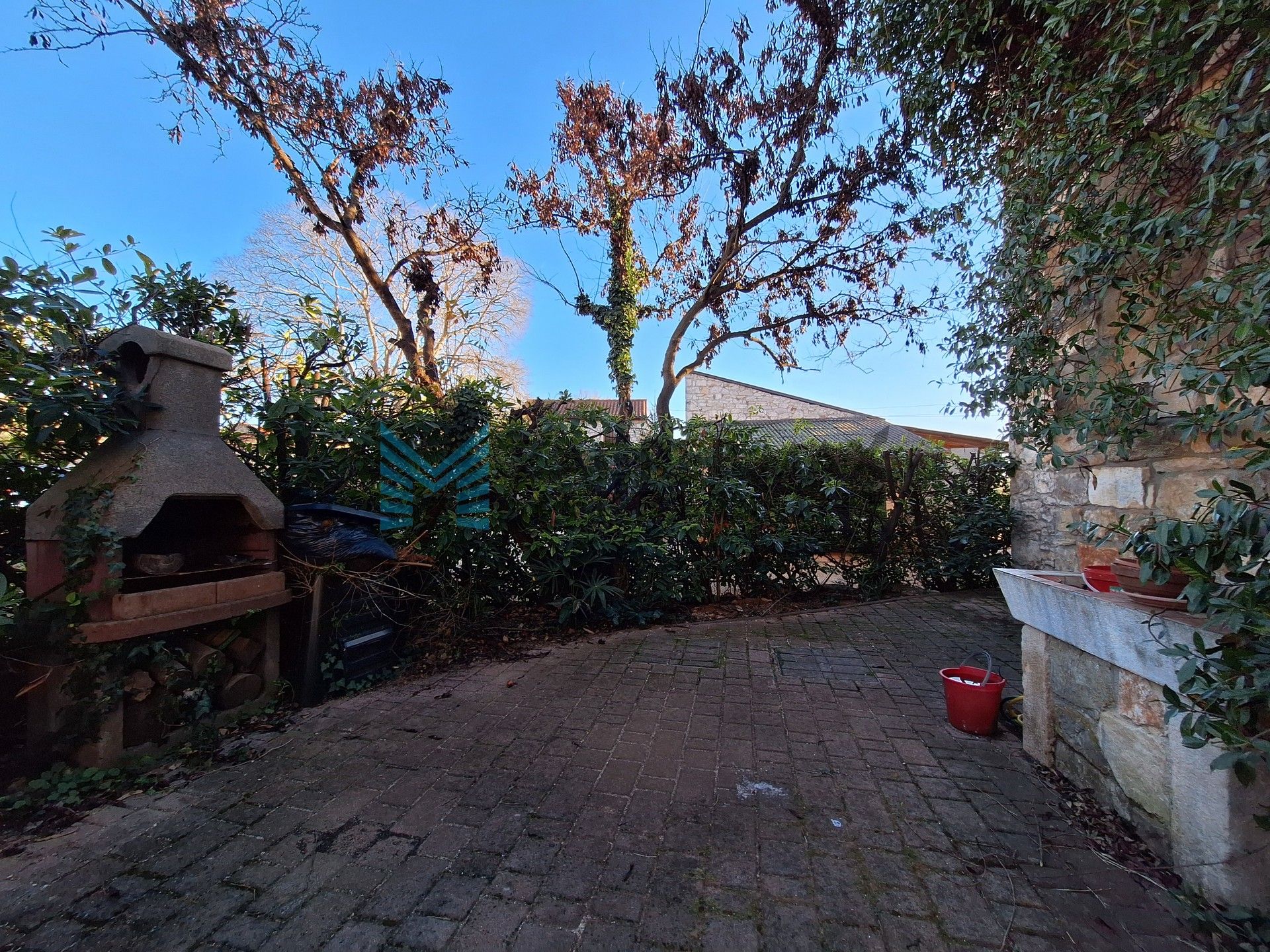 Zagreb - FERNETIĆI – kuća s 3 stambene jedinice u mirnom naselju blizu mora