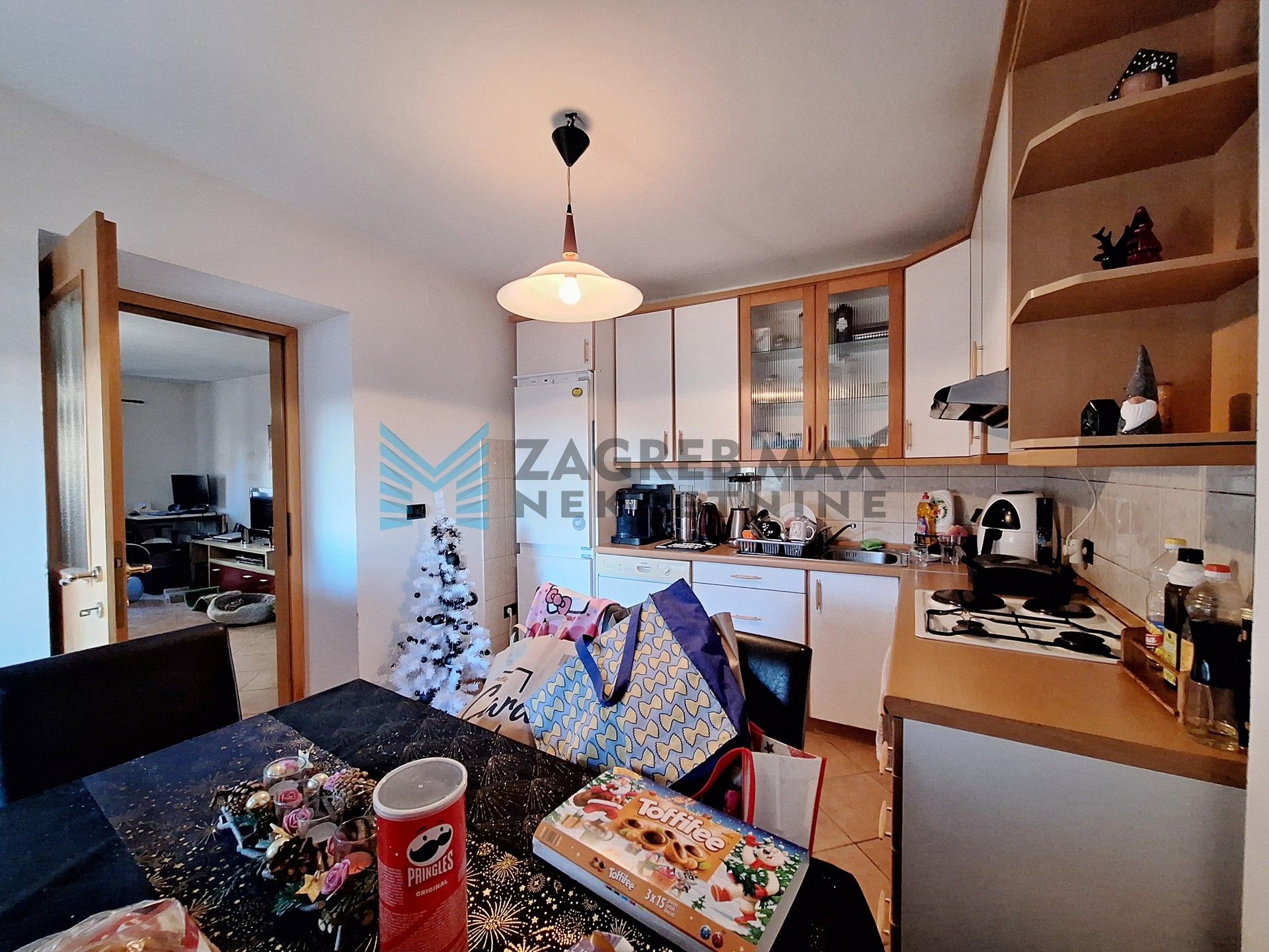 Zagreb - FERNETIĆI – kuća s 3 stambene jedinice u mirnom naselju blizu mora