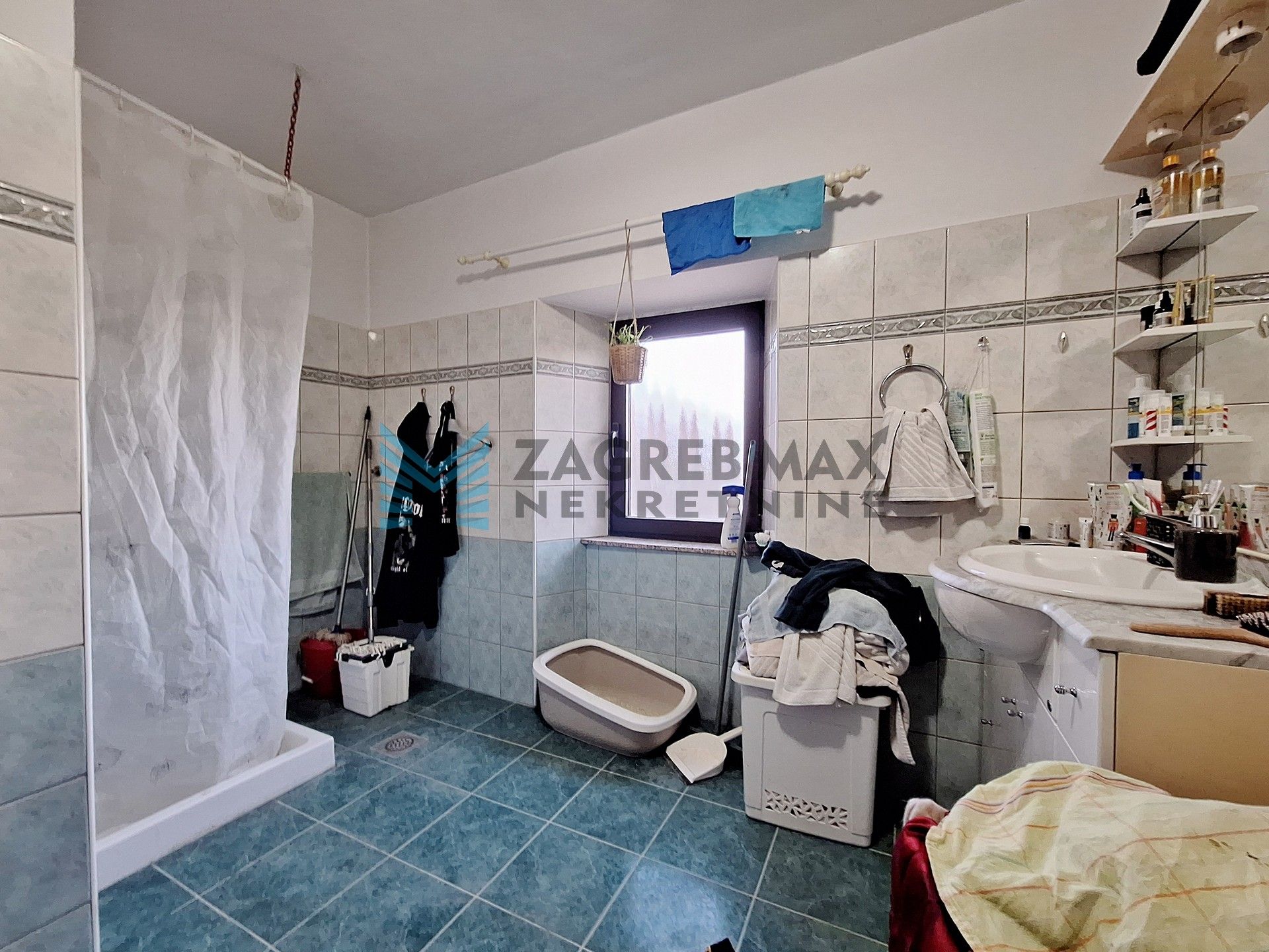 Zagreb - FERNETIĆI – kuća s 3 stambene jedinice u mirnom naselju blizu mora