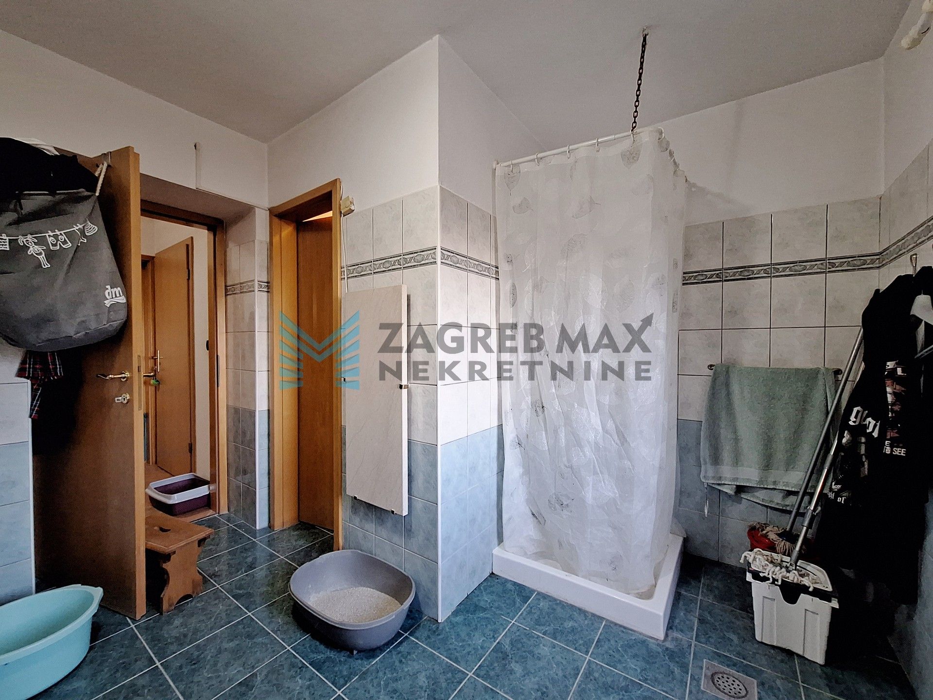 Zagreb - FERNETIĆI – kuća s 3 stambene jedinice u mirnom naselju blizu mora