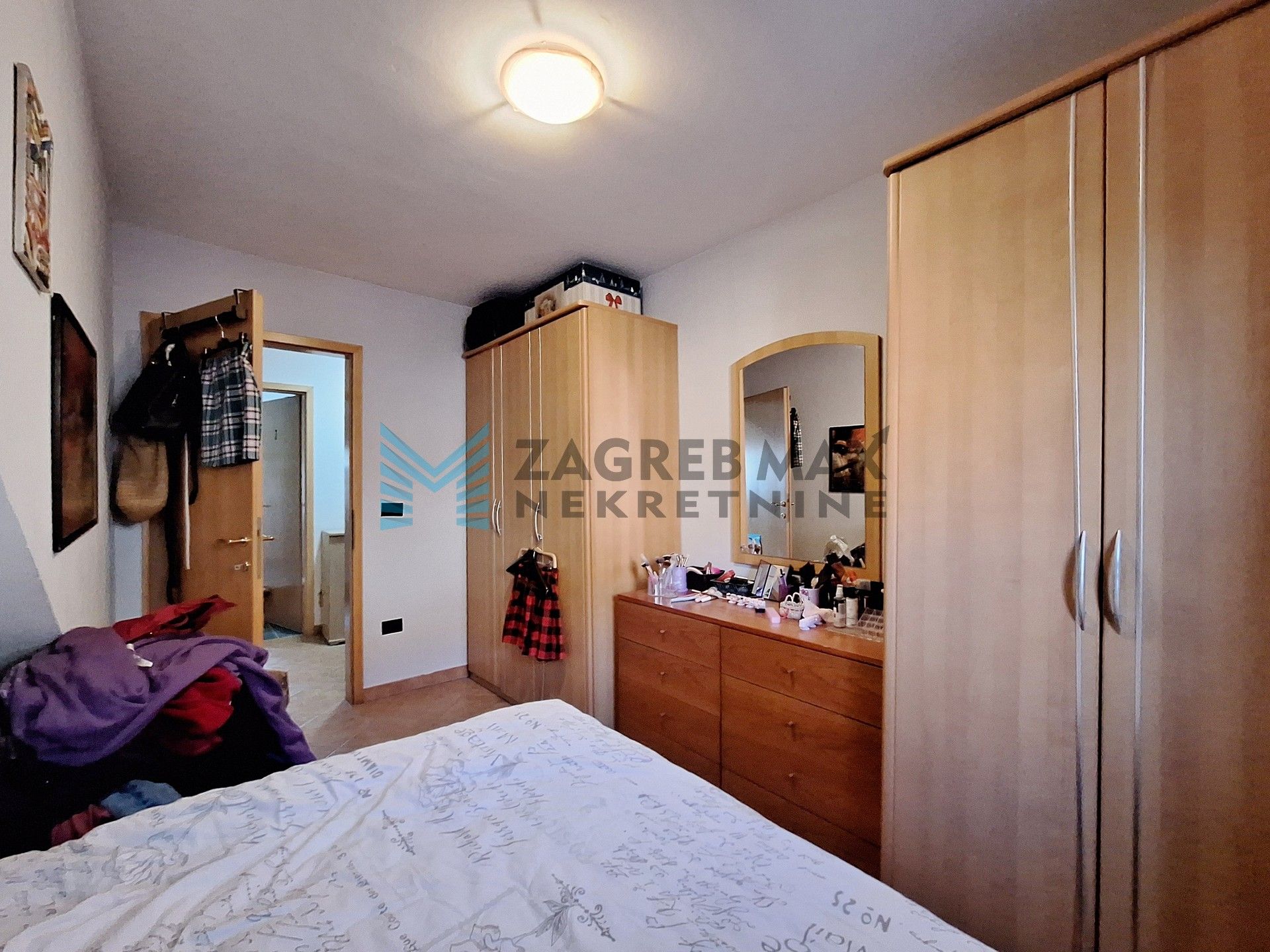 Zagreb - FERNETIĆI – kuća s 3 stambene jedinice u mirnom naselju blizu mora