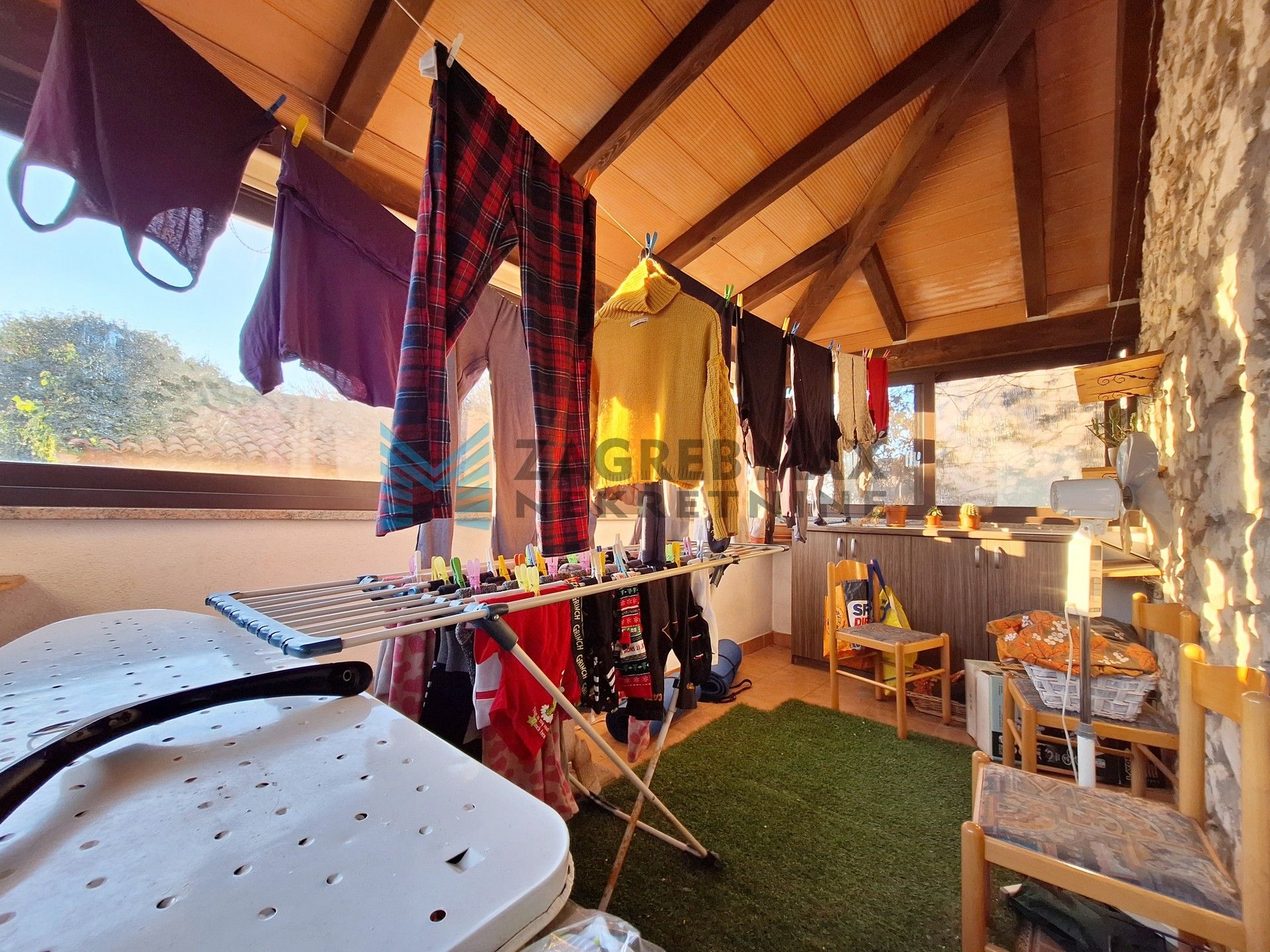 Zagreb - FERNETIĆI – kuća s 3 stambene jedinice u mirnom naselju blizu mora