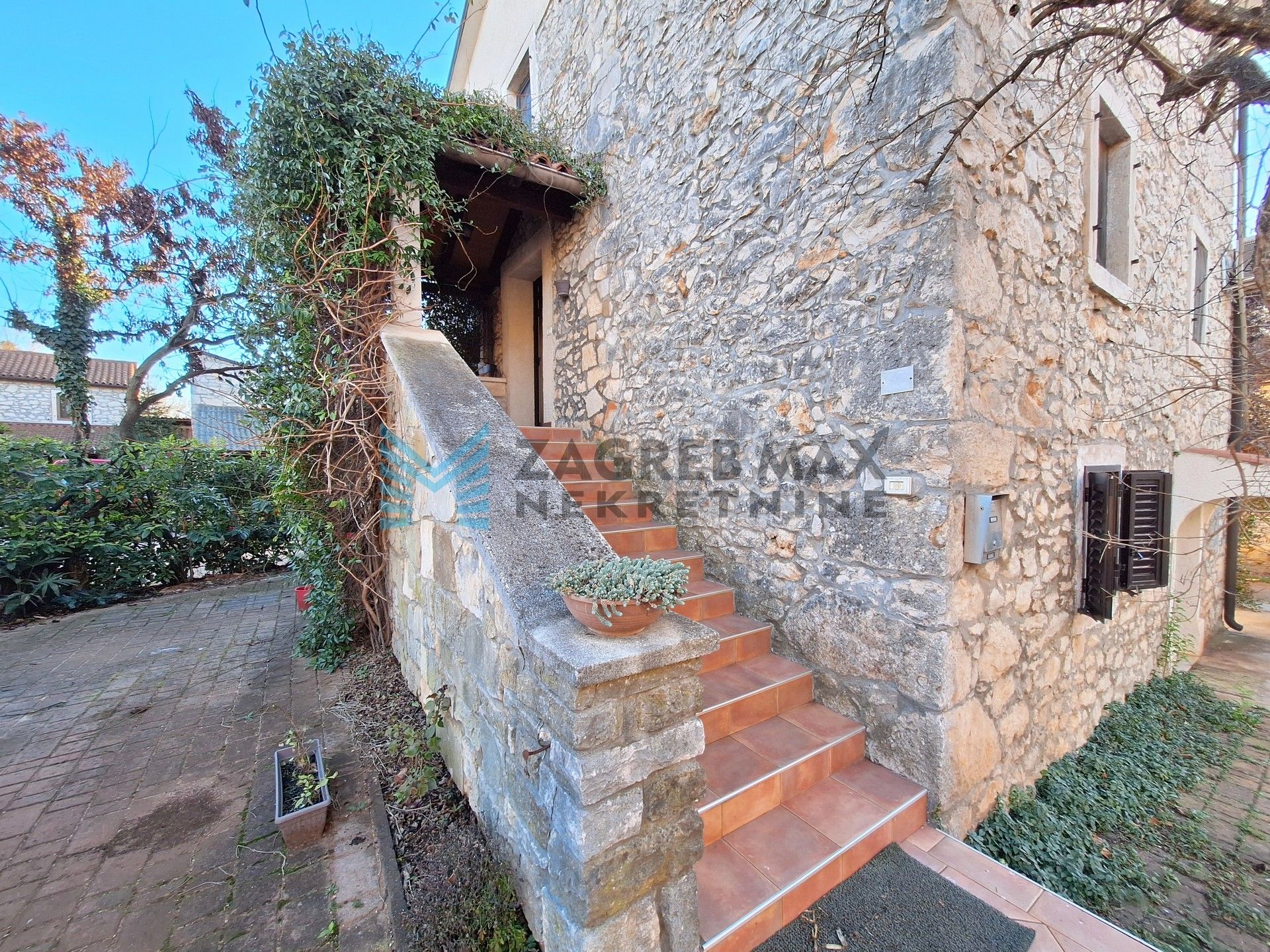 Zagreb - FERNETIĆI – kuća s 3 stambene jedinice u mirnom naselju blizu mora