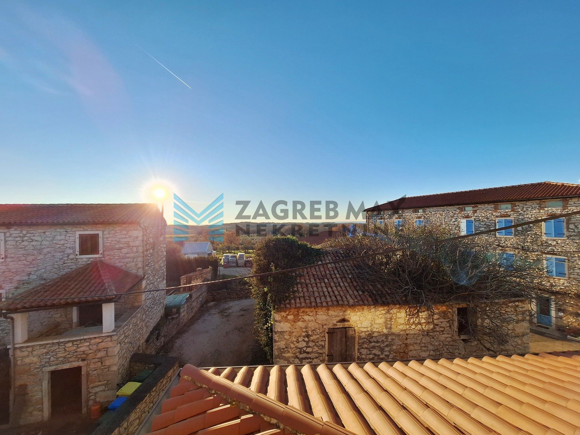 Zagreb - FERNETIĆI – kuća s 3 stambene jedinice u mirnom naselju blizu mora