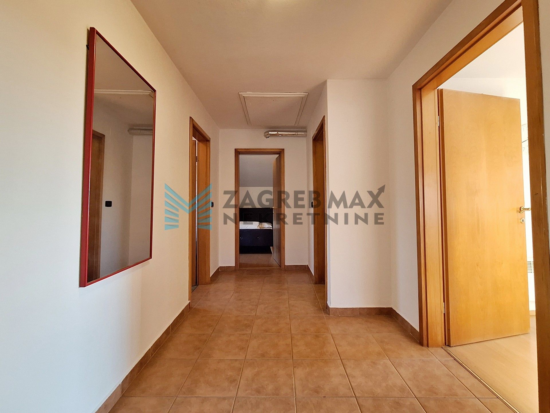 Zagreb - FERNETIĆI – kuća s 3 stambene jedinice u mirnom naselju blizu mora