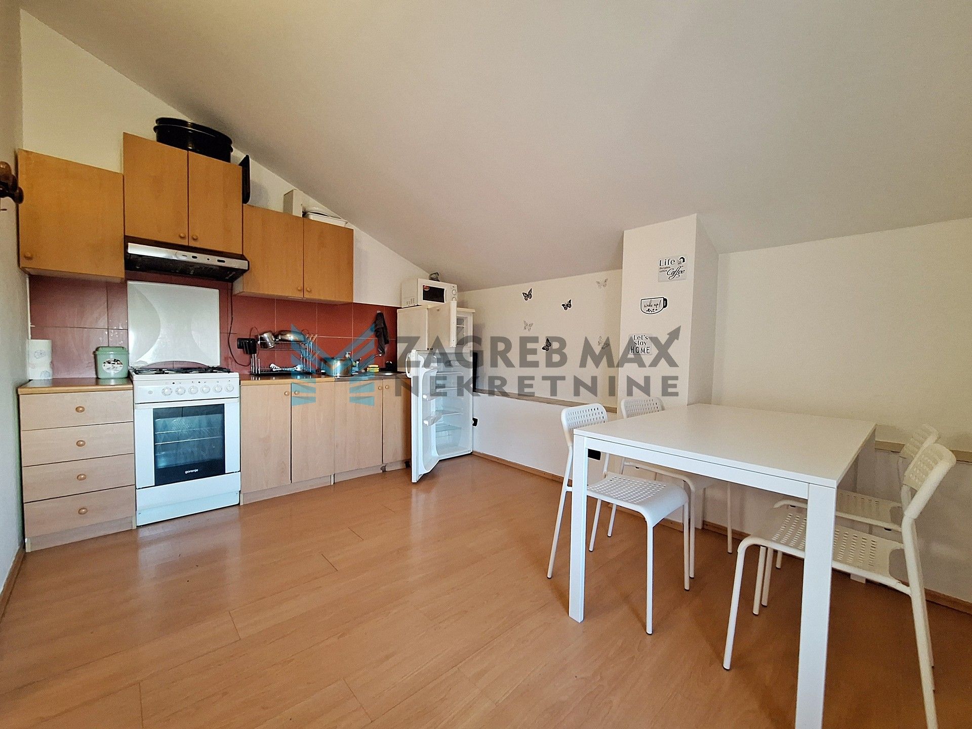 Zagreb - FERNETIĆI – kuća s 3 stambene jedinice u mirnom naselju blizu mora