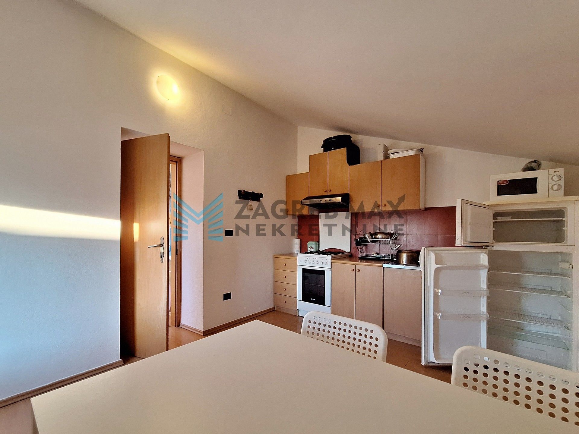 Zagreb - FERNETIĆI – kuća s 3 stambene jedinice u mirnom naselju blizu mora