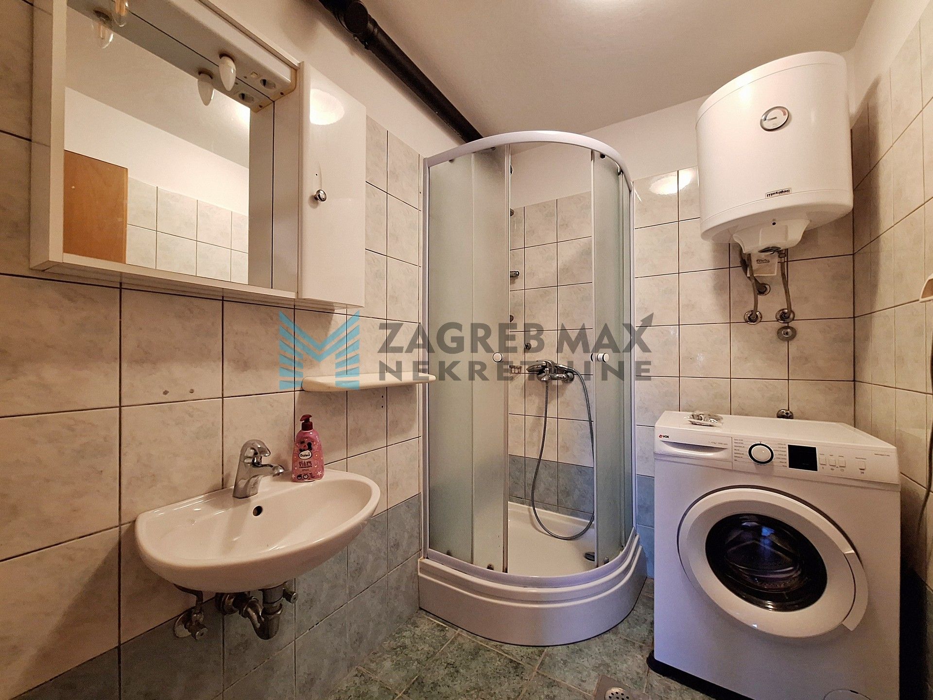 Zagreb - FERNETIĆI – kuća s 3 stambene jedinice u mirnom naselju blizu mora