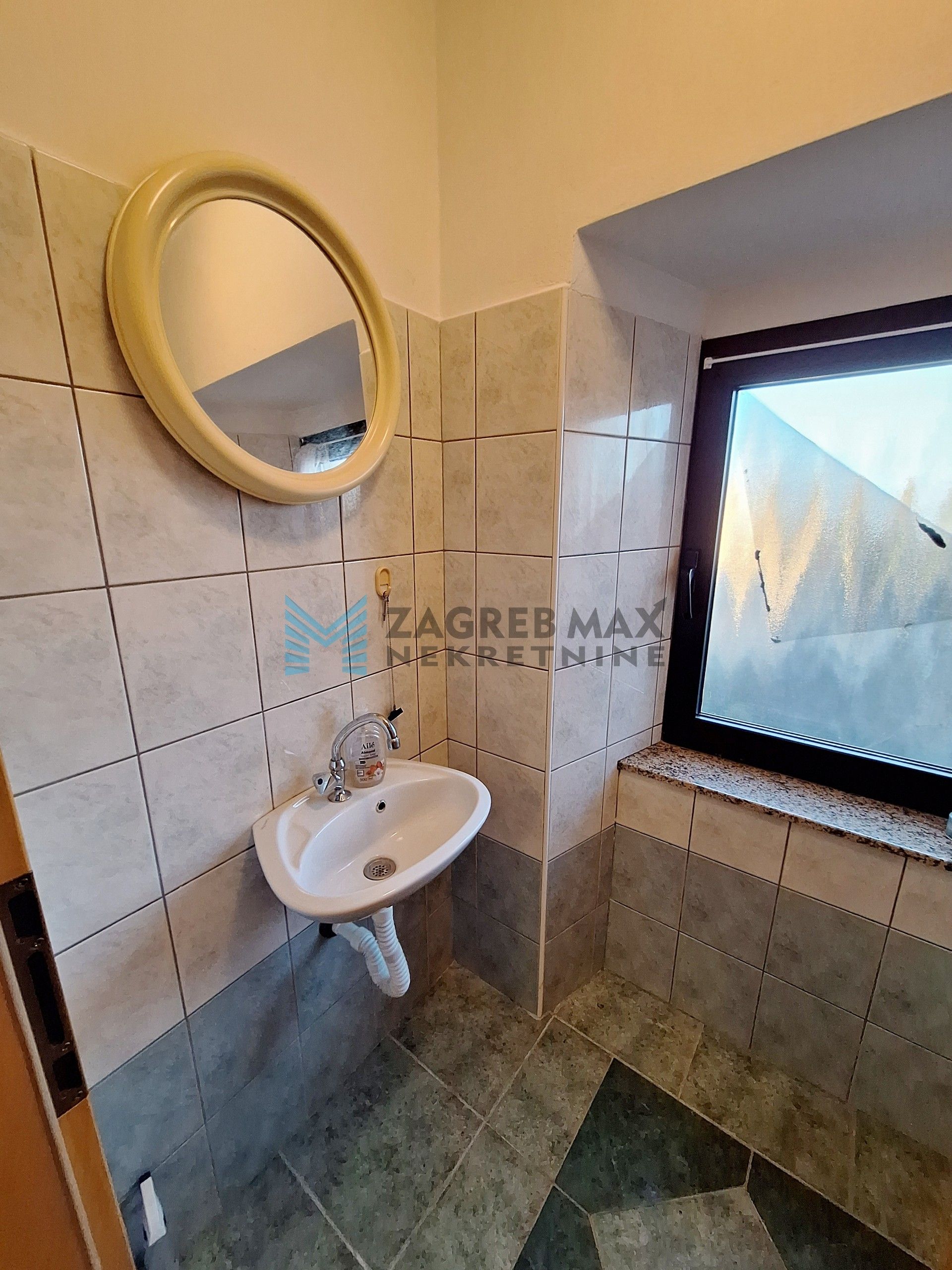 Zagreb - FERNETIĆI – kuća s 3 stambene jedinice u mirnom naselju blizu mora