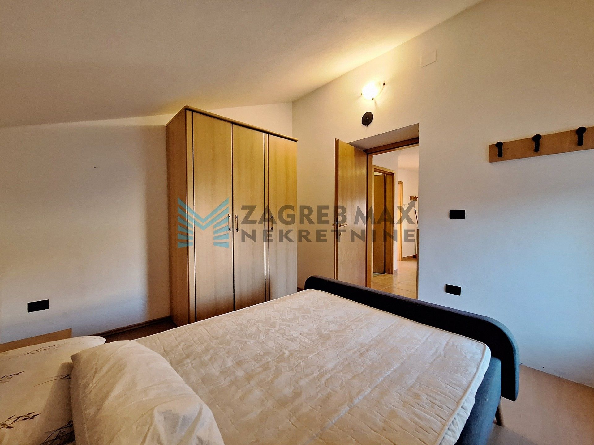 Zagreb - FERNETIĆI – kuća s 3 stambene jedinice u mirnom naselju blizu mora