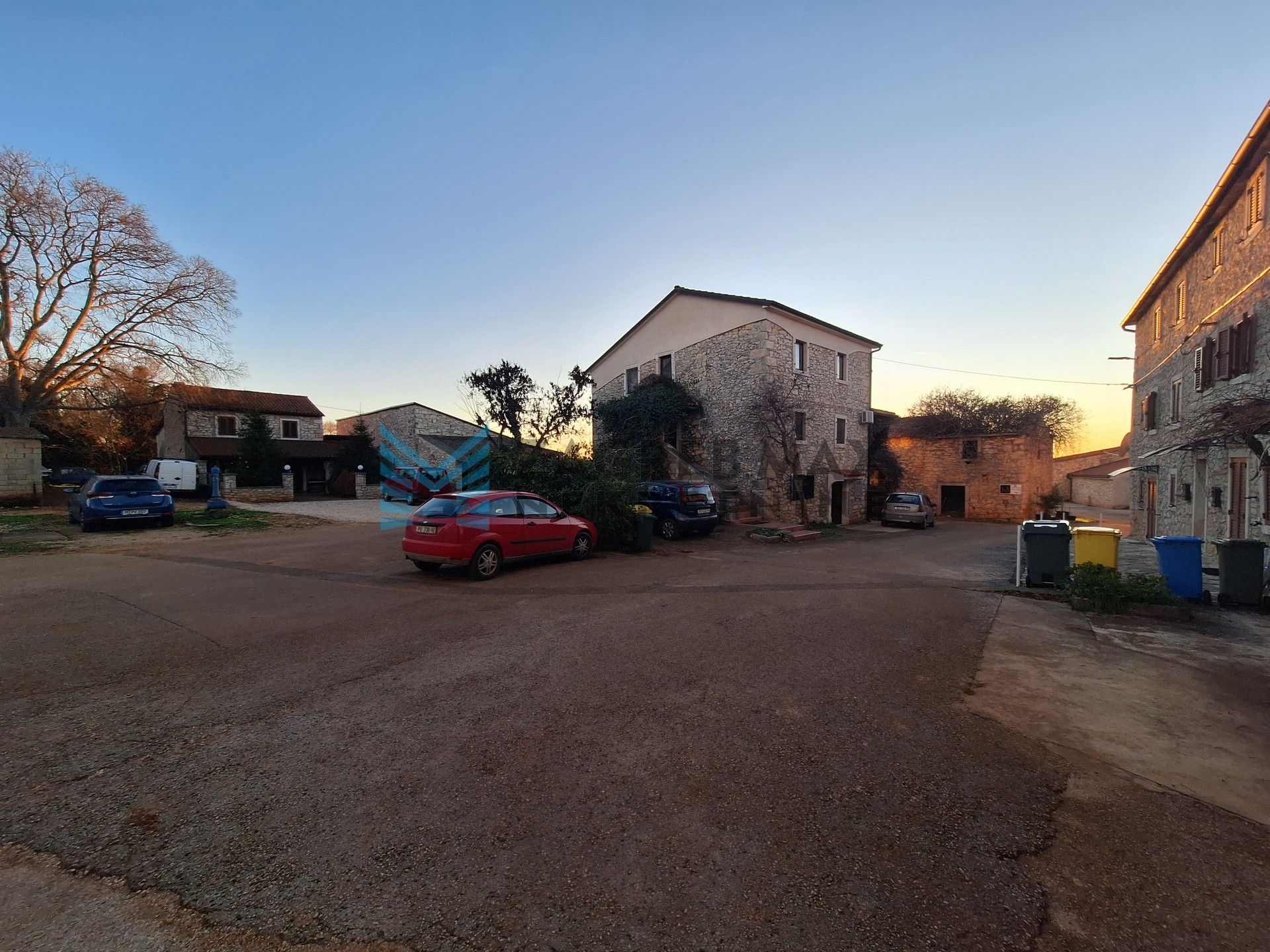 Zagreb - FERNETIĆI – kuća s 3 stambene jedinice u mirnom naselju blizu mora