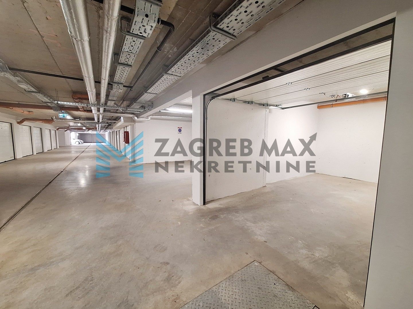 Zagreb - ZAPREŠIĆ - M. Gajšaka - garaža 27,70 m2