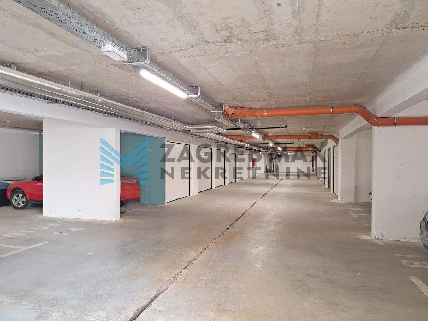 Zagreb - ZAPREŠIĆ - M. Gajšaka - garaža 27,70 m2