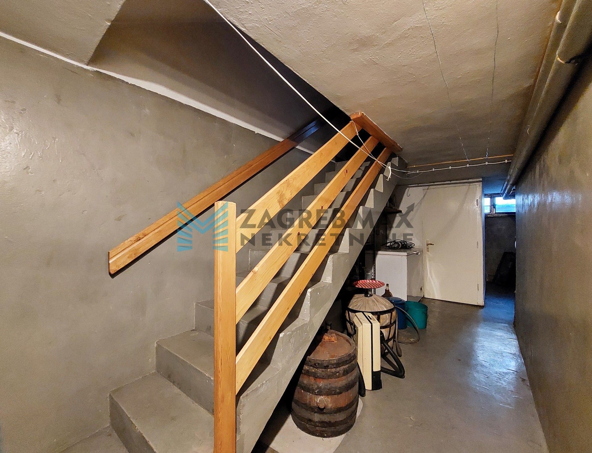 Zagreb - DUBRAVA - Trnovčica - obiteljska kuća, garaža, parking, podrum