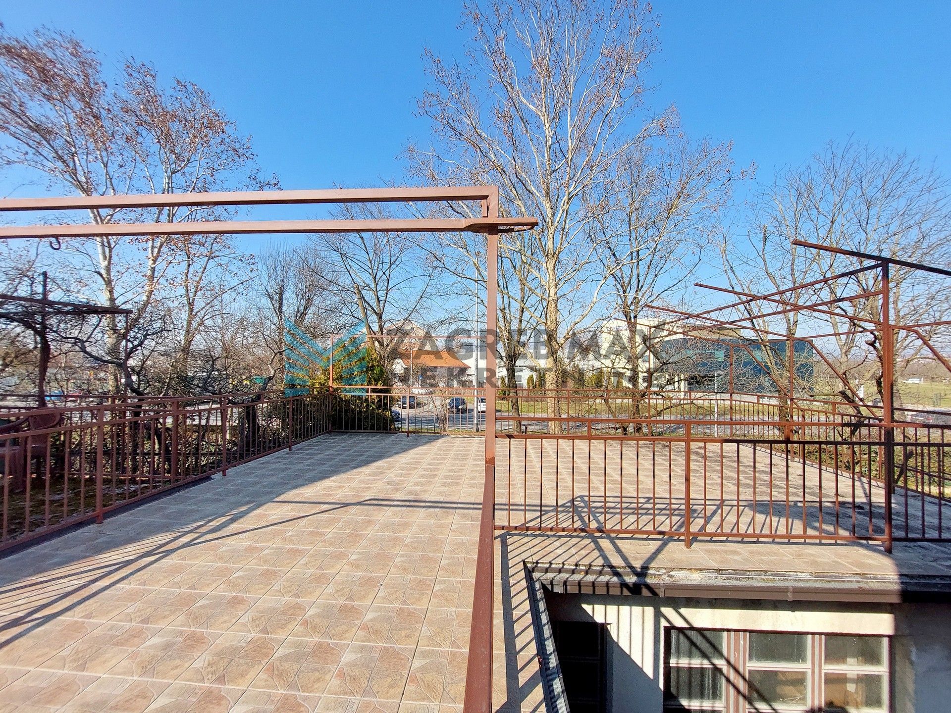 Zagreb - DUBRAVA - Trnovčica - obiteljska kuća, garaža, parking, podrum