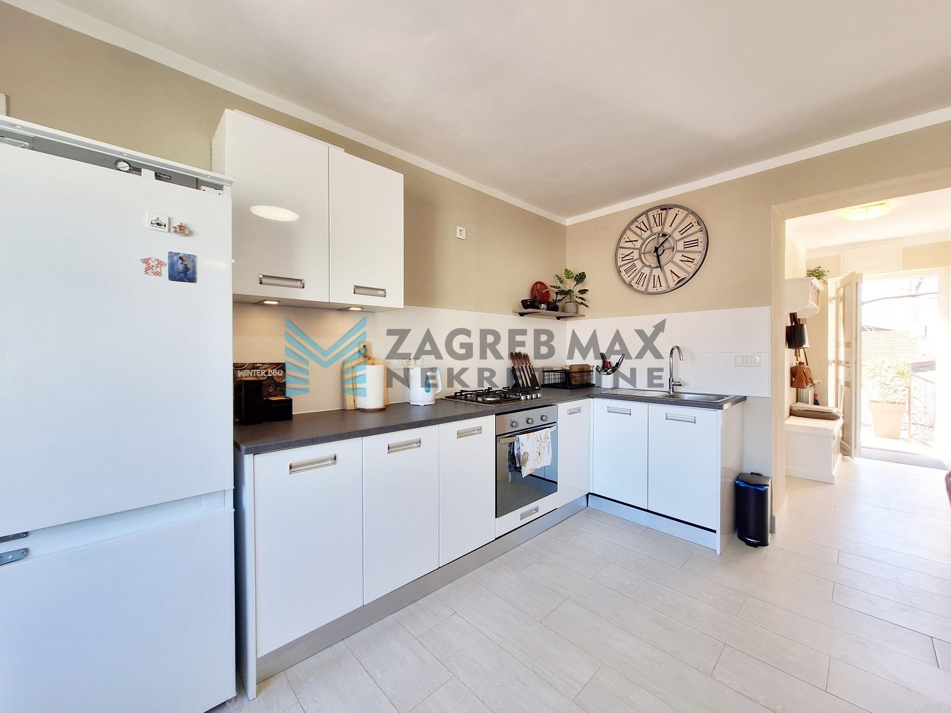 Zagreb - TREŠNJEVKA - Pregradska - kuća s 2 stambene jedinice, podrum