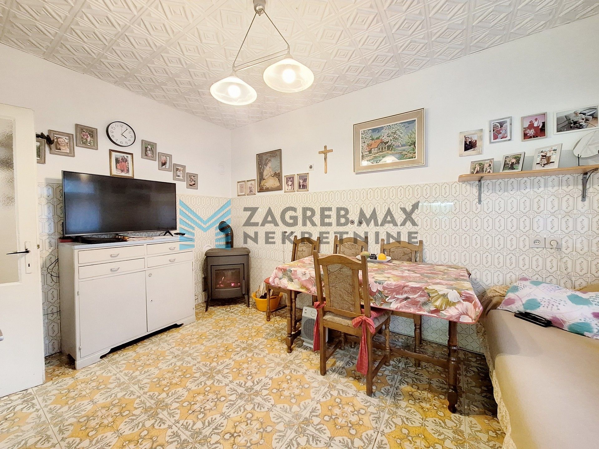 Zagreb - GORNJA DUBRAVA - Agacijska - kuća s okućnicom