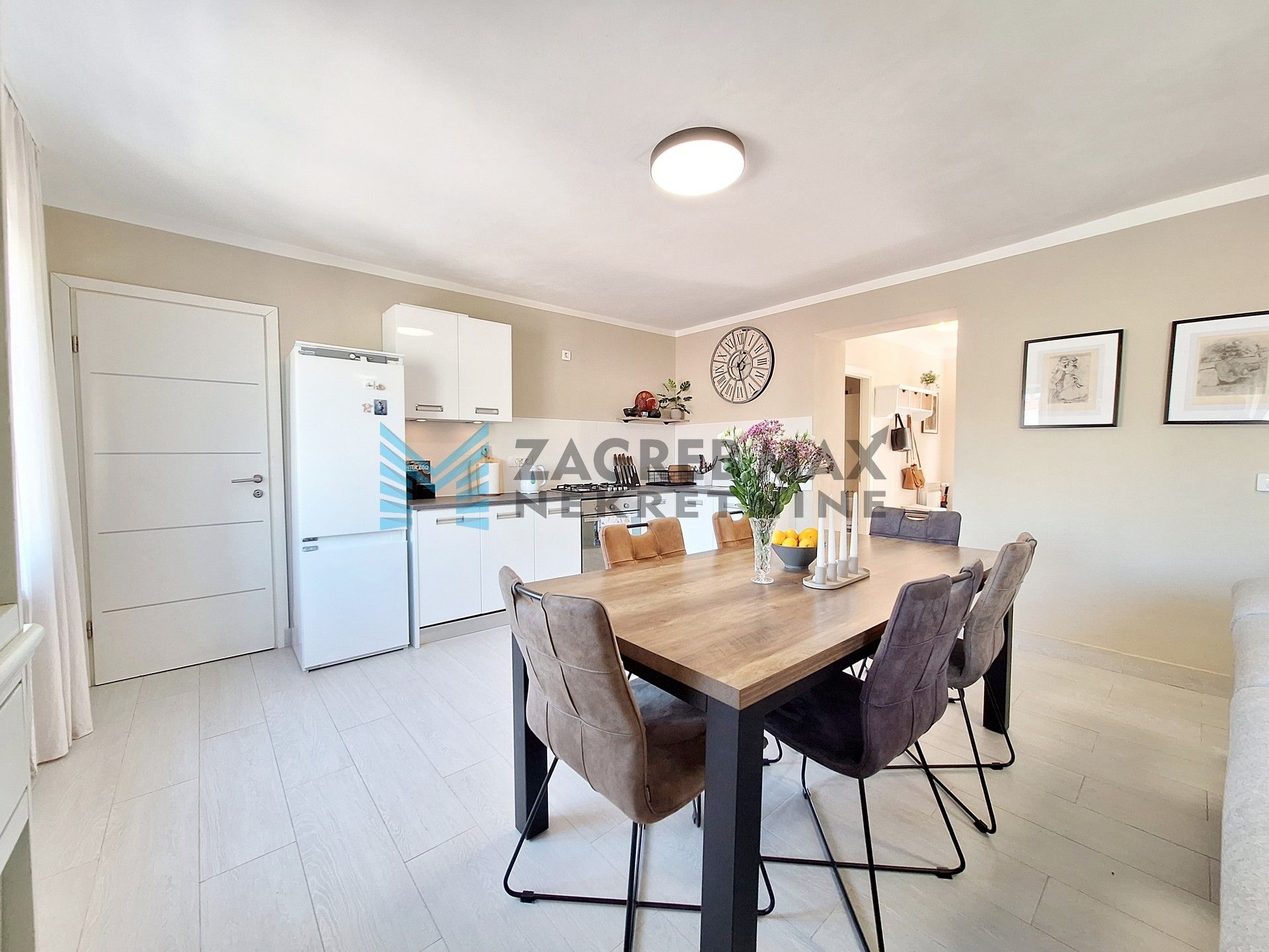 Zagreb - TREŠNJEVKA - Pregradska - kuća s 2 stambene jedinice, podrum