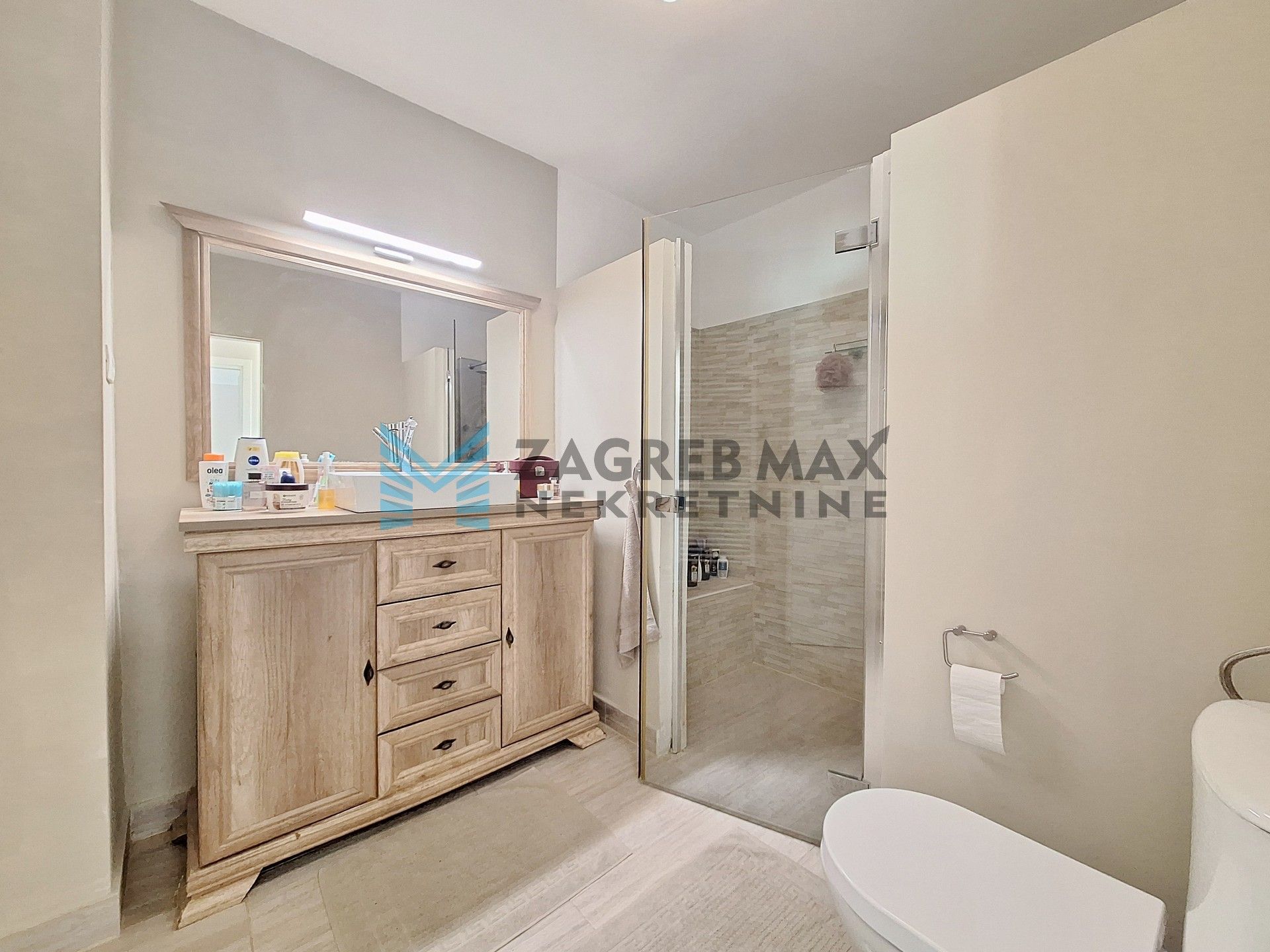 Zagreb - TREŠNJEVKA - Pregradska - kuća s 2 stambene jedinice, podrum