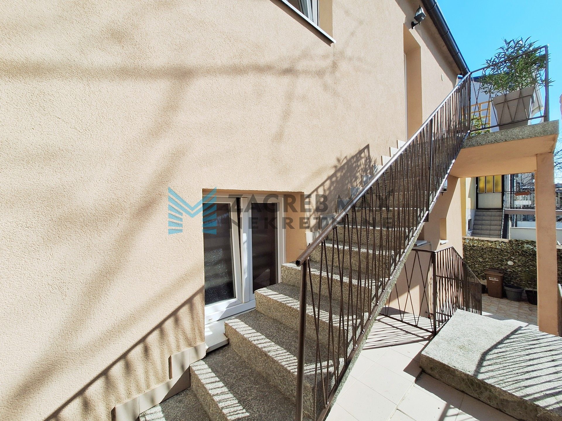 Zagreb - TREŠNJEVKA - Pregradska - kuća s 2 stambene jedinice, podrum