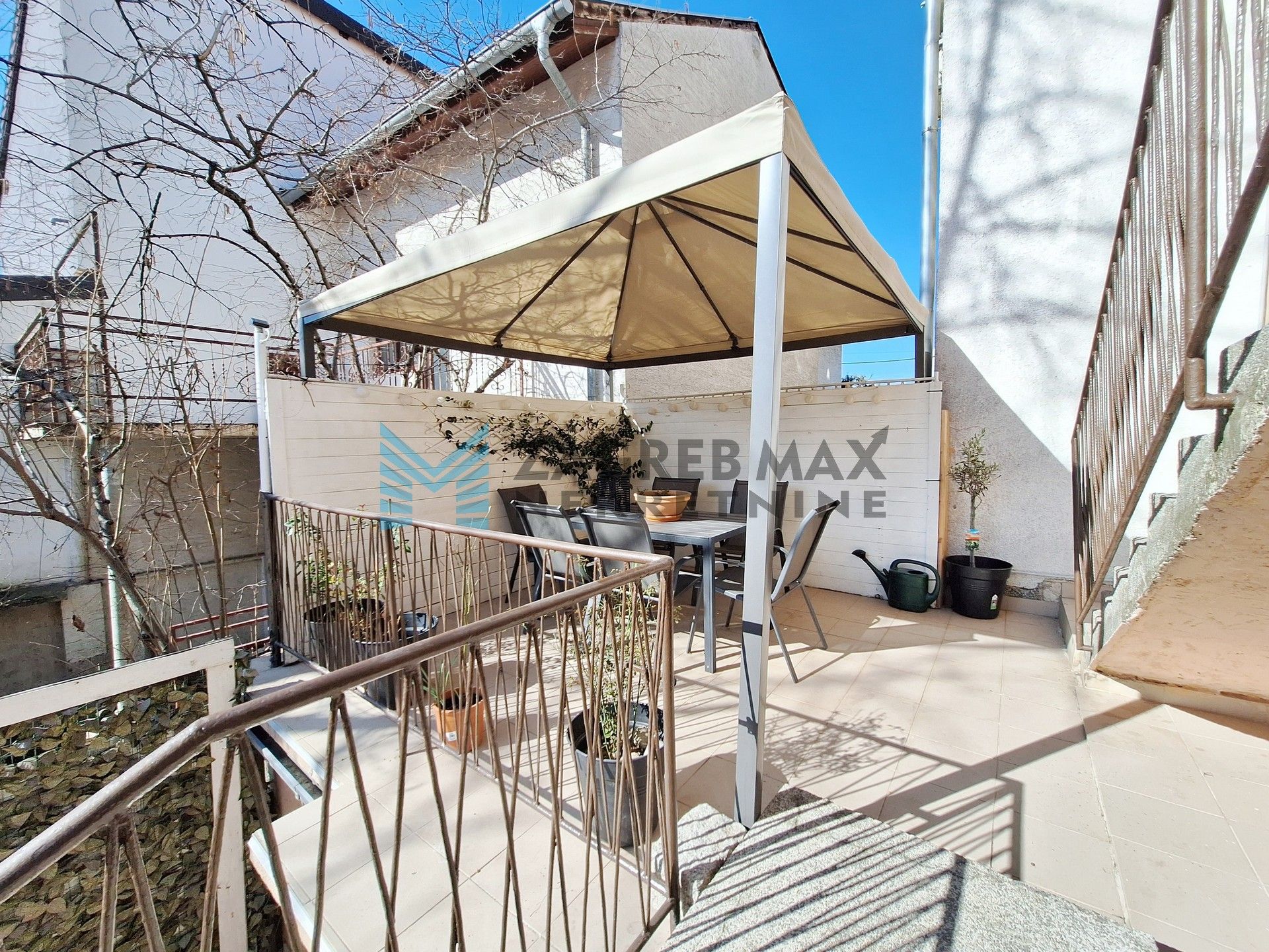 Zagreb - TREŠNJEVKA - Pregradska - kuća s 2 stambene jedinice, podrum