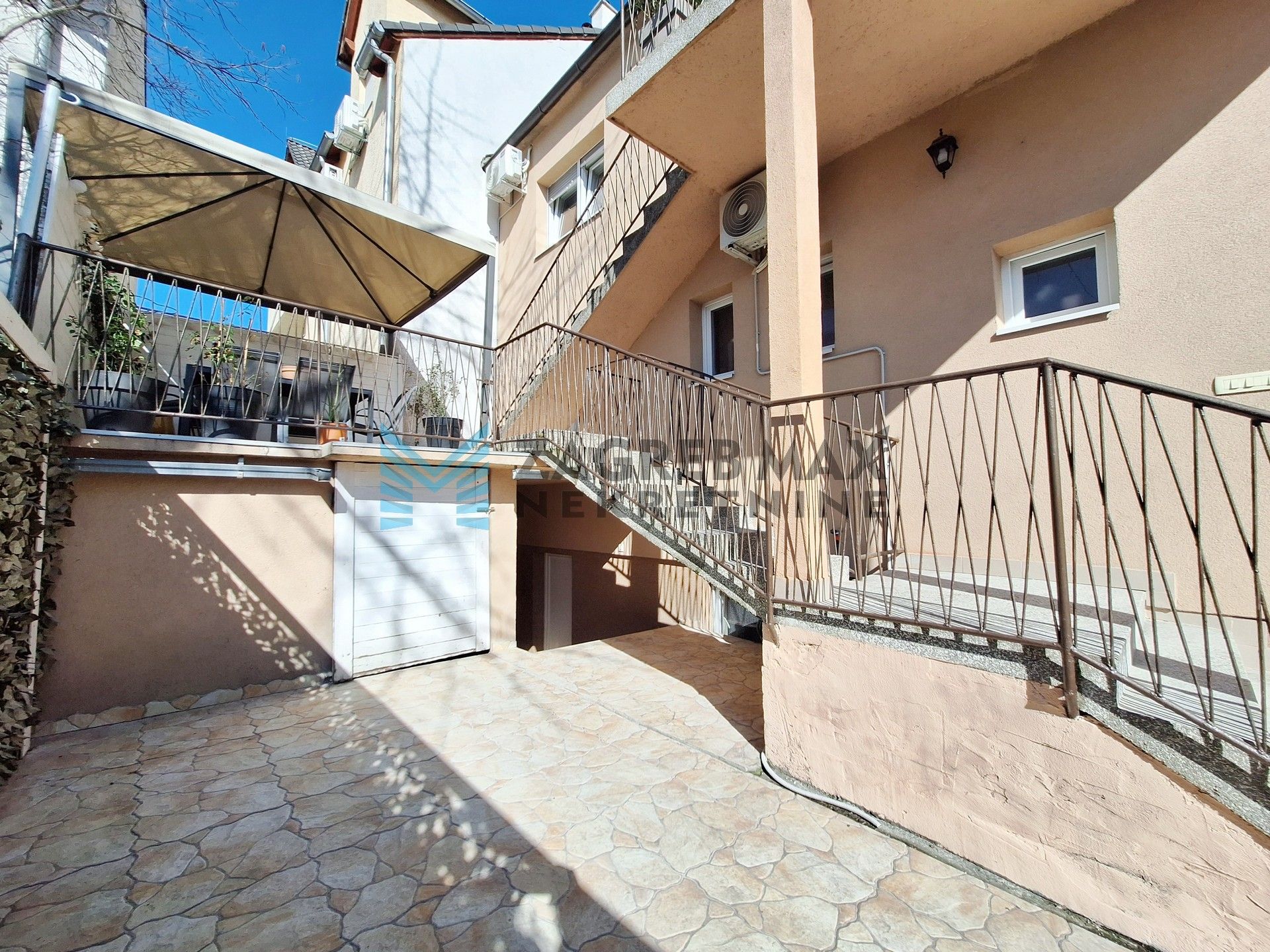 Zagreb - TREŠNJEVKA - Pregradska - kuća s 2 stambene jedinice, podrum