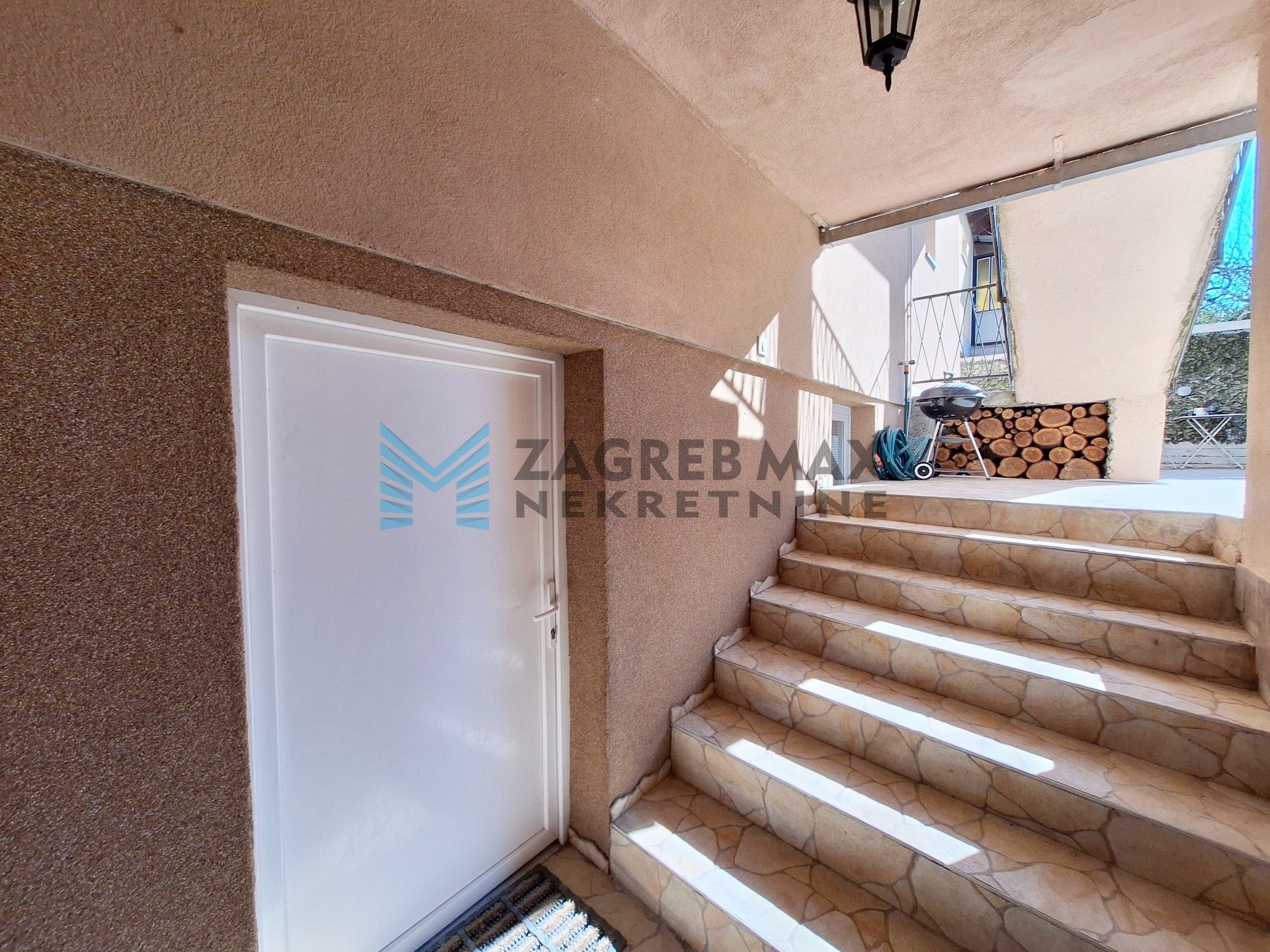 Zagreb - TREŠNJEVKA - Pregradska - kuća s 2 stambene jedinice, podrum