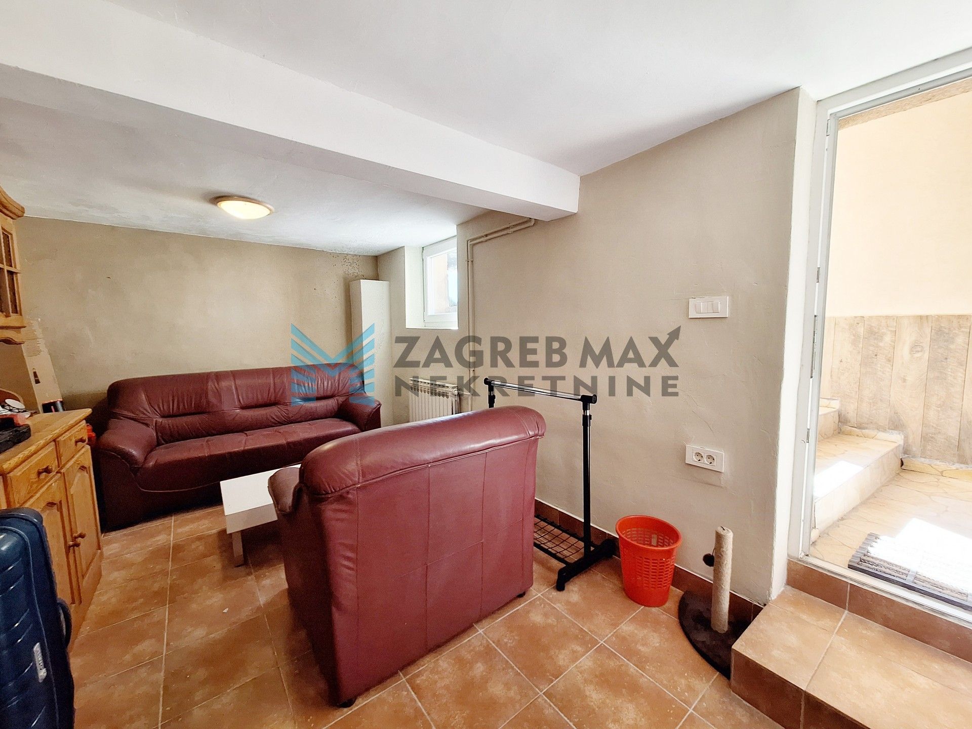 Zagreb - TREŠNJEVKA - Pregradska - kuća s 2 stambene jedinice, podrum