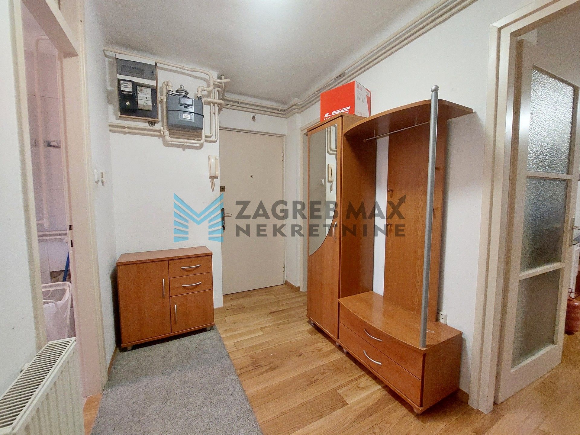 Zagreb - KVATRIĆ - Trg O. Keršovanija - 3-sobni, komforni, svijetao