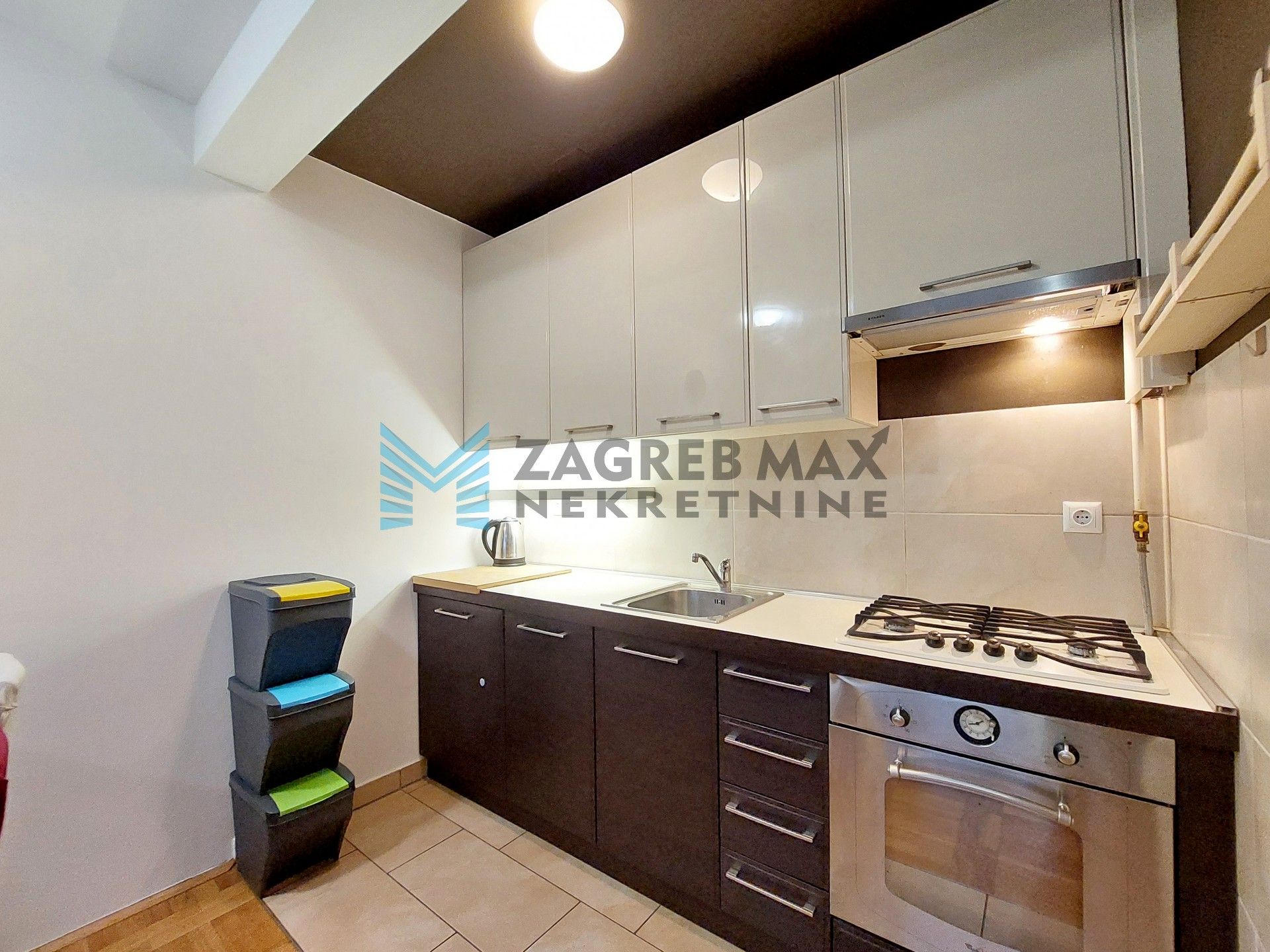 Zagreb - KAJZERICA - Podbrežje - 3-sobni, 1. kat, balkon, garažno mjesto