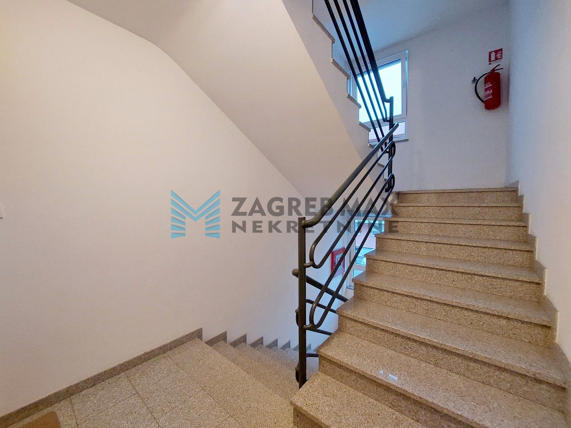 Zagreb - KAJZERICA - Podbrežje - 3-sobni, 1. kat, balkon, garažno mjesto