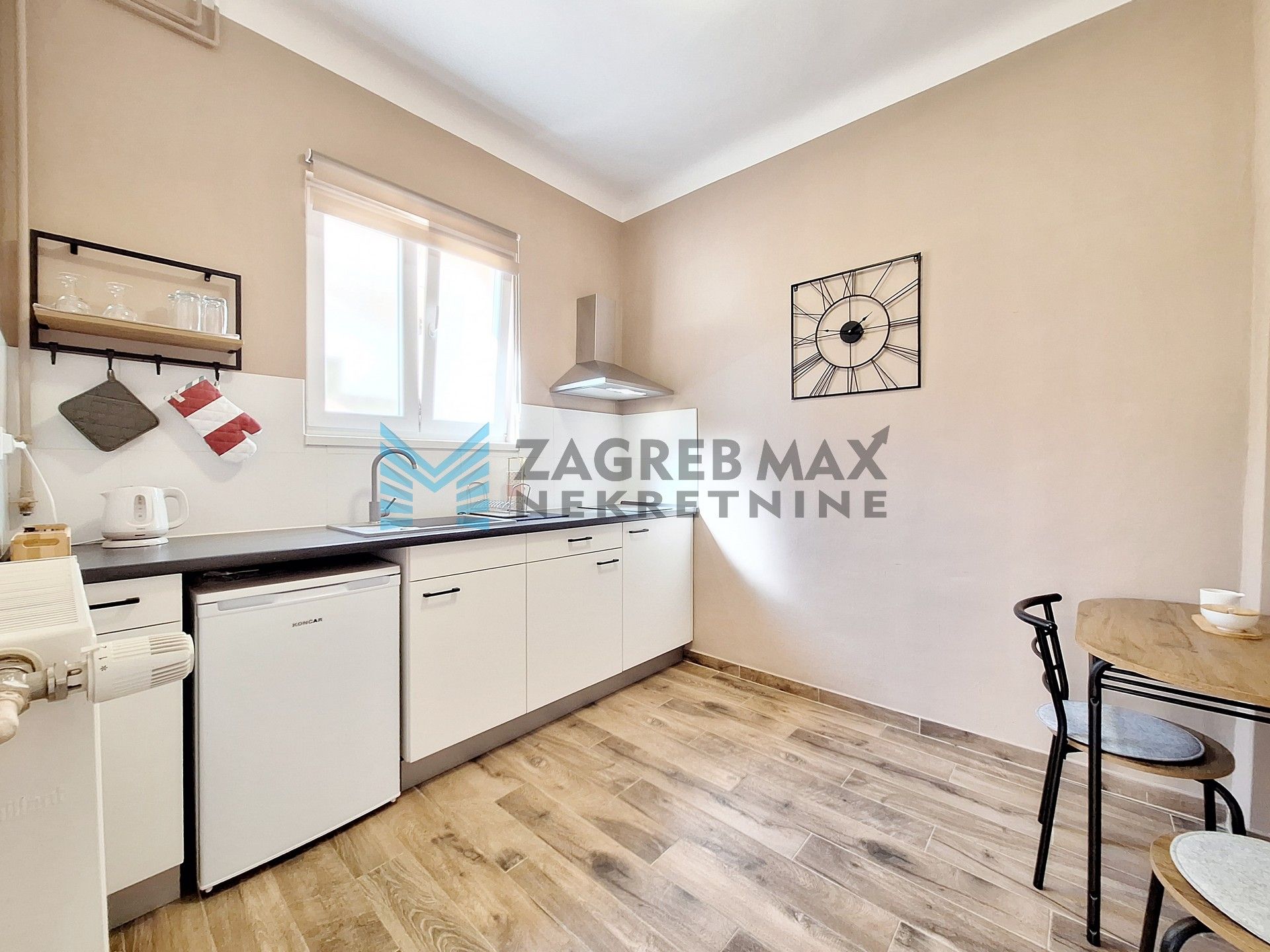 Zagreb - TREŠNJEVKA - Pregradska - kuća s 2 stambene jedinice, podrum