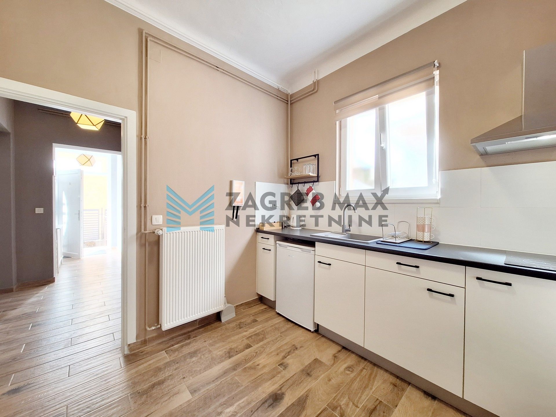 Zagreb - TREŠNJEVKA - Pregradska - kuća s 2 stambene jedinice, podrum