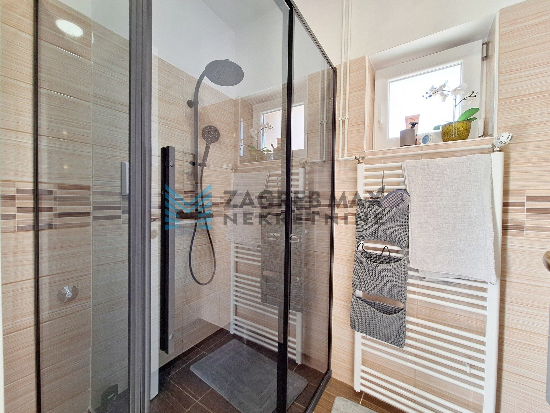 Zagreb - TREŠNJEVKA - Pregradska - kuća s 2 stambene jedinice, podrum