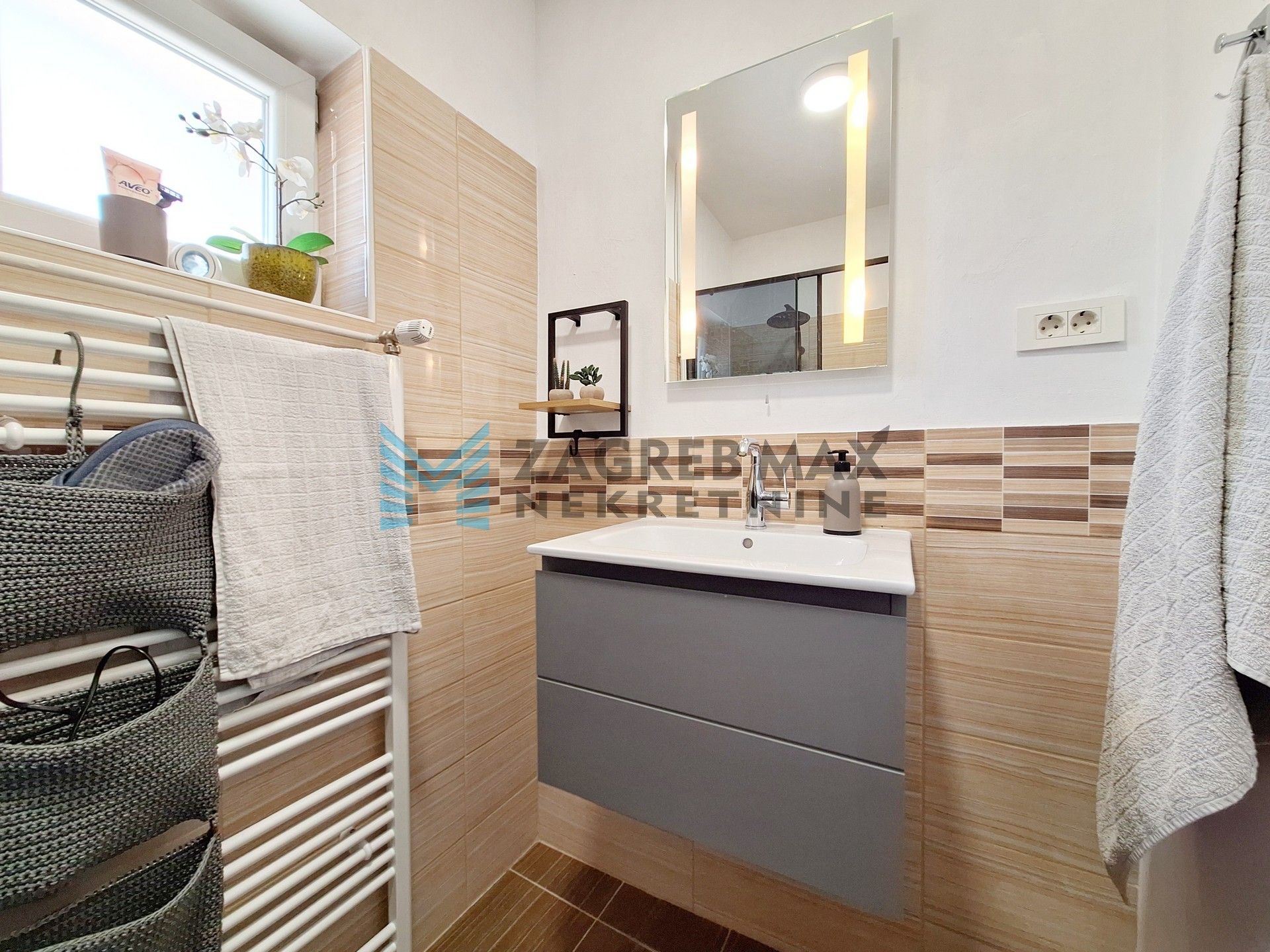 Zagreb - TREŠNJEVKA - Pregradska - kuća s 2 stambene jedinice, podrum