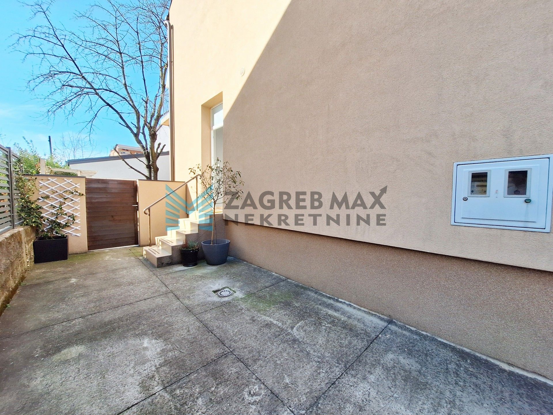 Zagreb - TREŠNJEVKA - Pregradska - kuća s 2 stambene jedinice, podrum