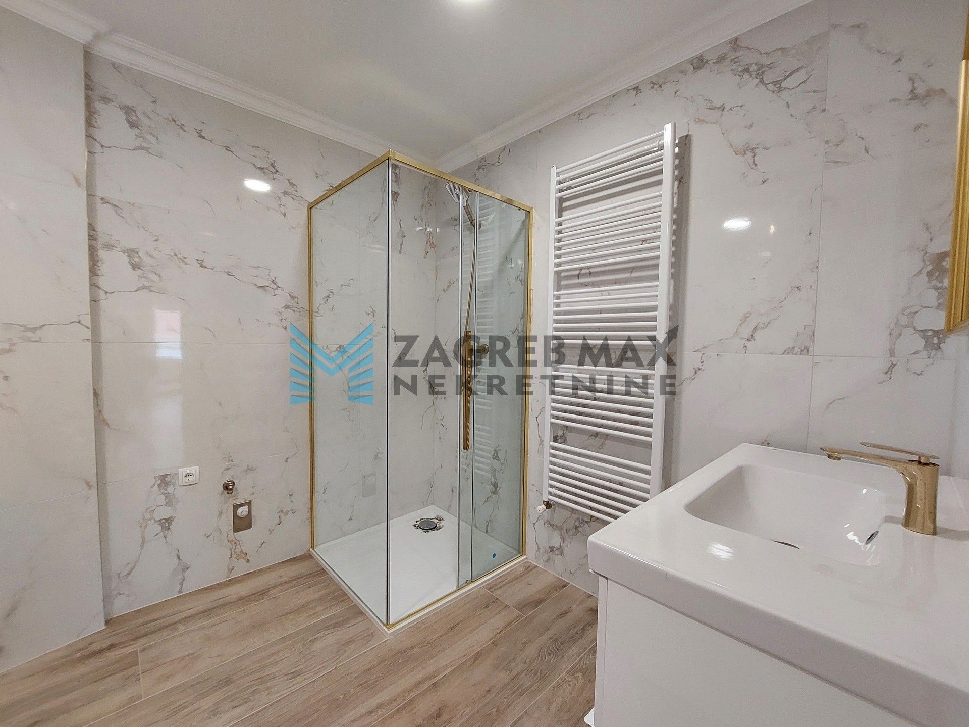 Zagreb - IVANIĆ - Savska - 4-sobni, renoviran, prostran, svijetao