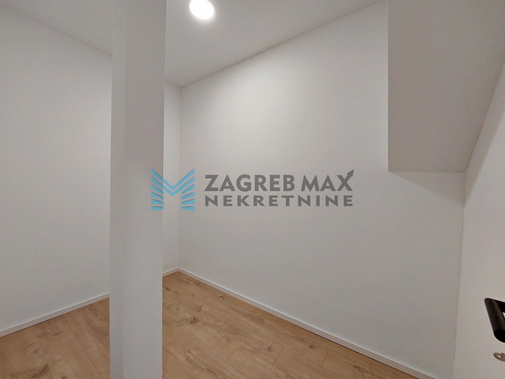 Zagreb - IVANIĆ - Savska - 4-sobni, renoviran, prostran, svijetao