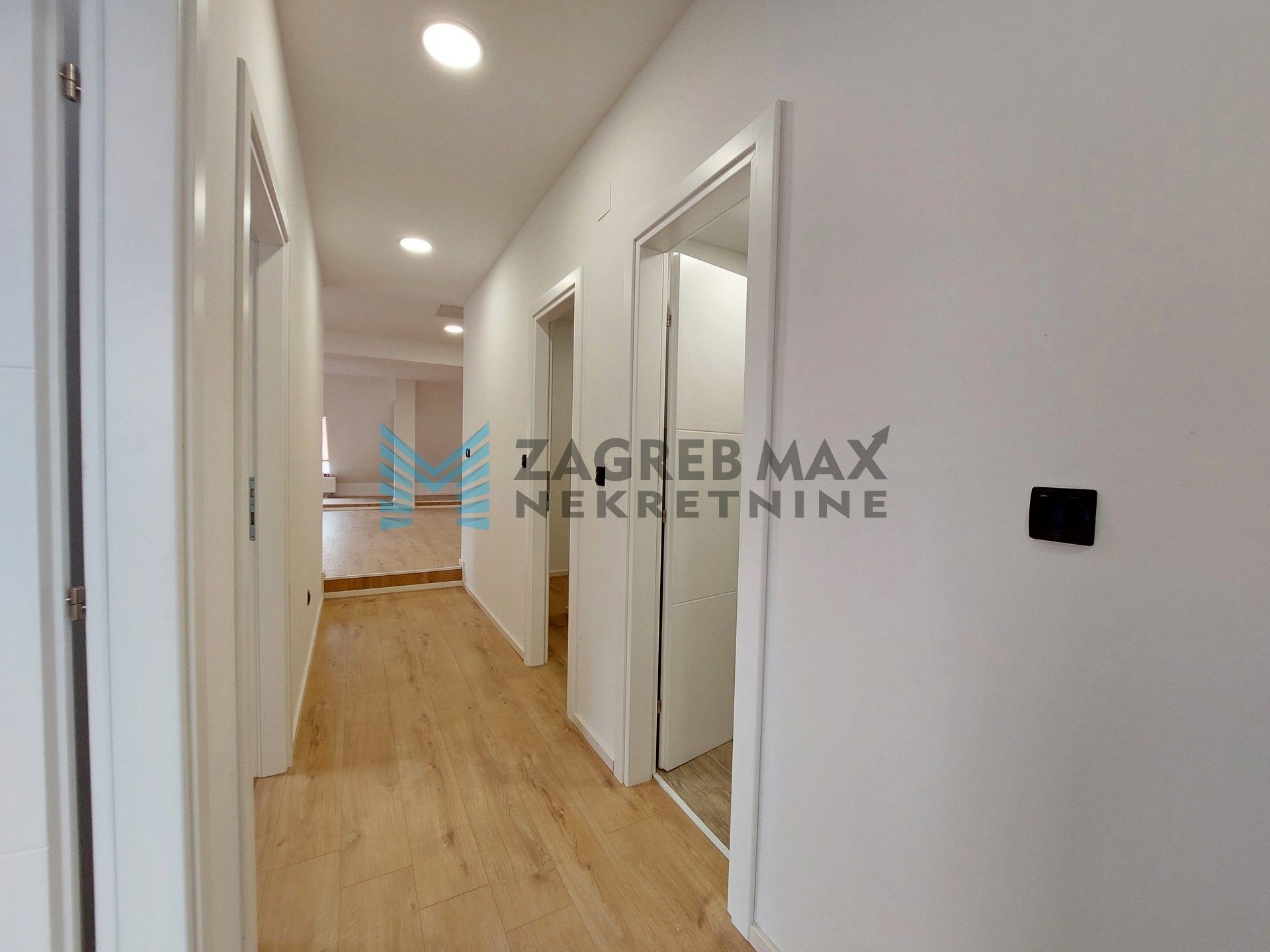 Zagreb - IVANIĆ - Savska - 4-sobni, renoviran, prostran, svijetao