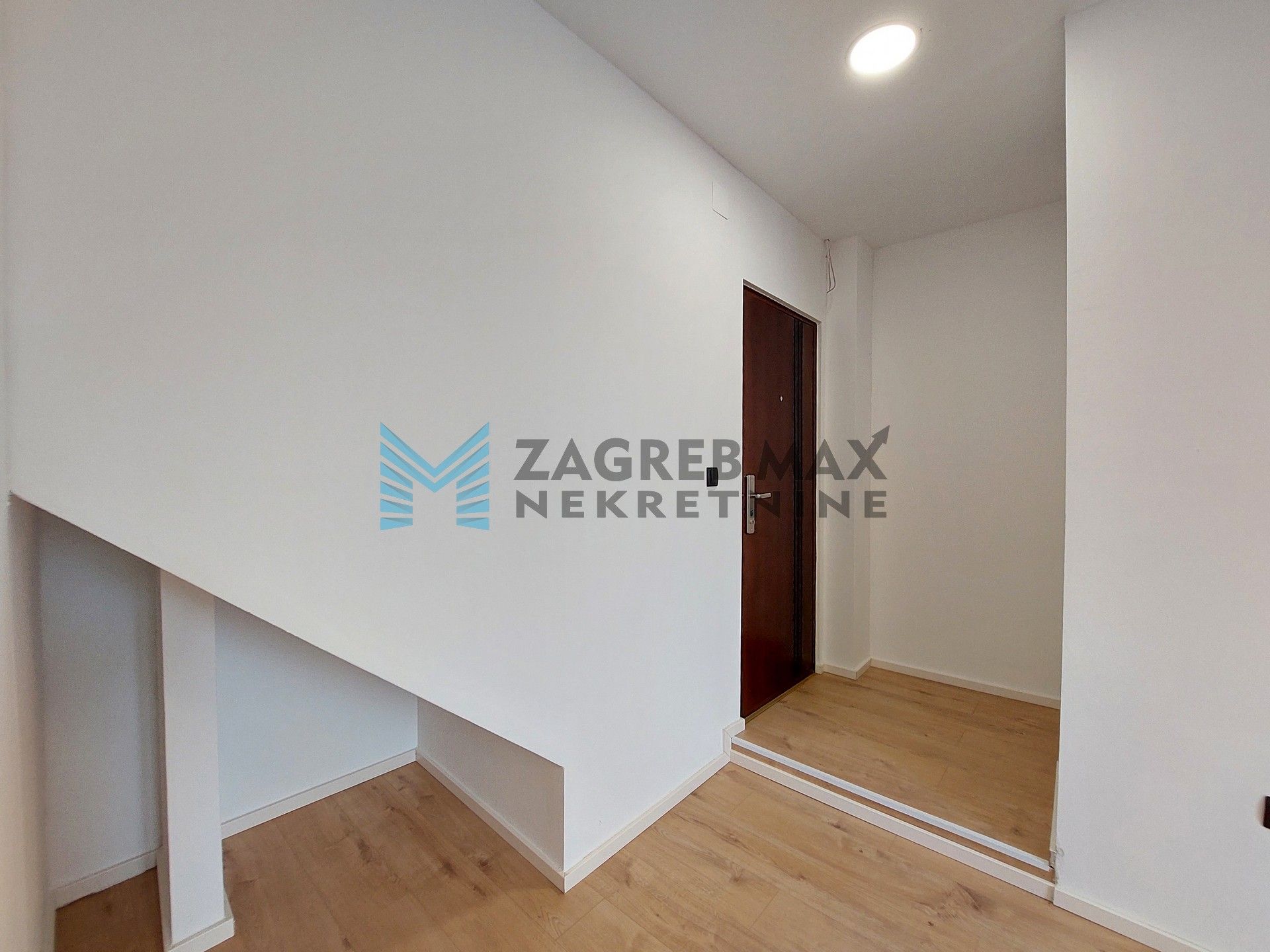 Zagreb - IVANIĆ - Savska - 4-sobni, renoviran, prostran, svijetao