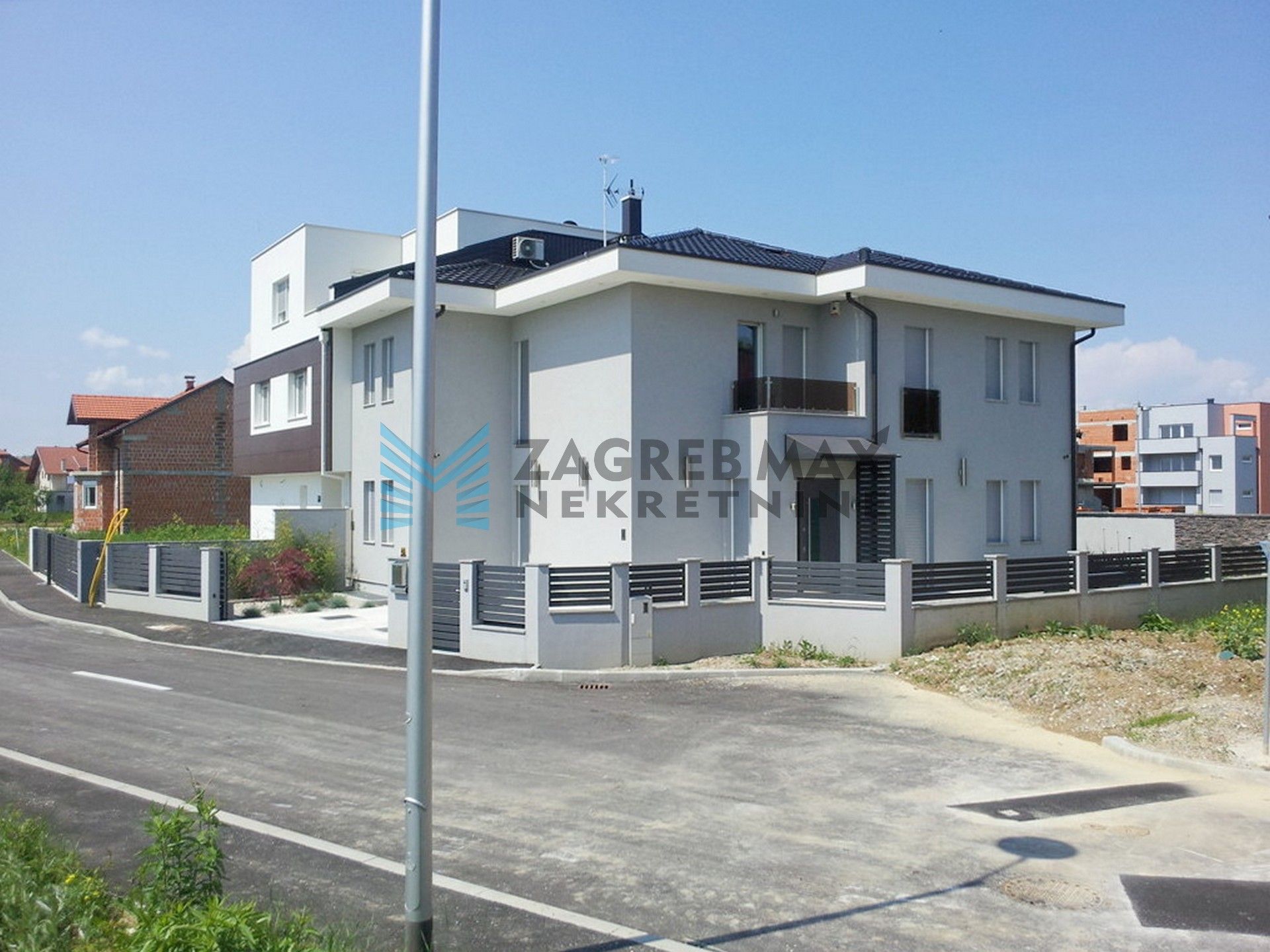 Zagreb - BLATO – J.Njavre – 6-sobna urbana vila s terasom, 2 VPM, blizu Arene
